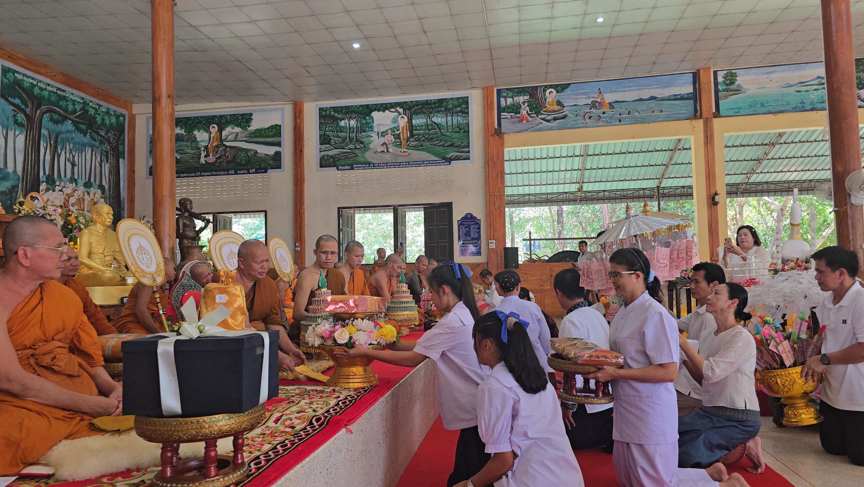 ภาพหมู่ถือพานถวายปัจจัยวัดสว่างโสภิตาราม