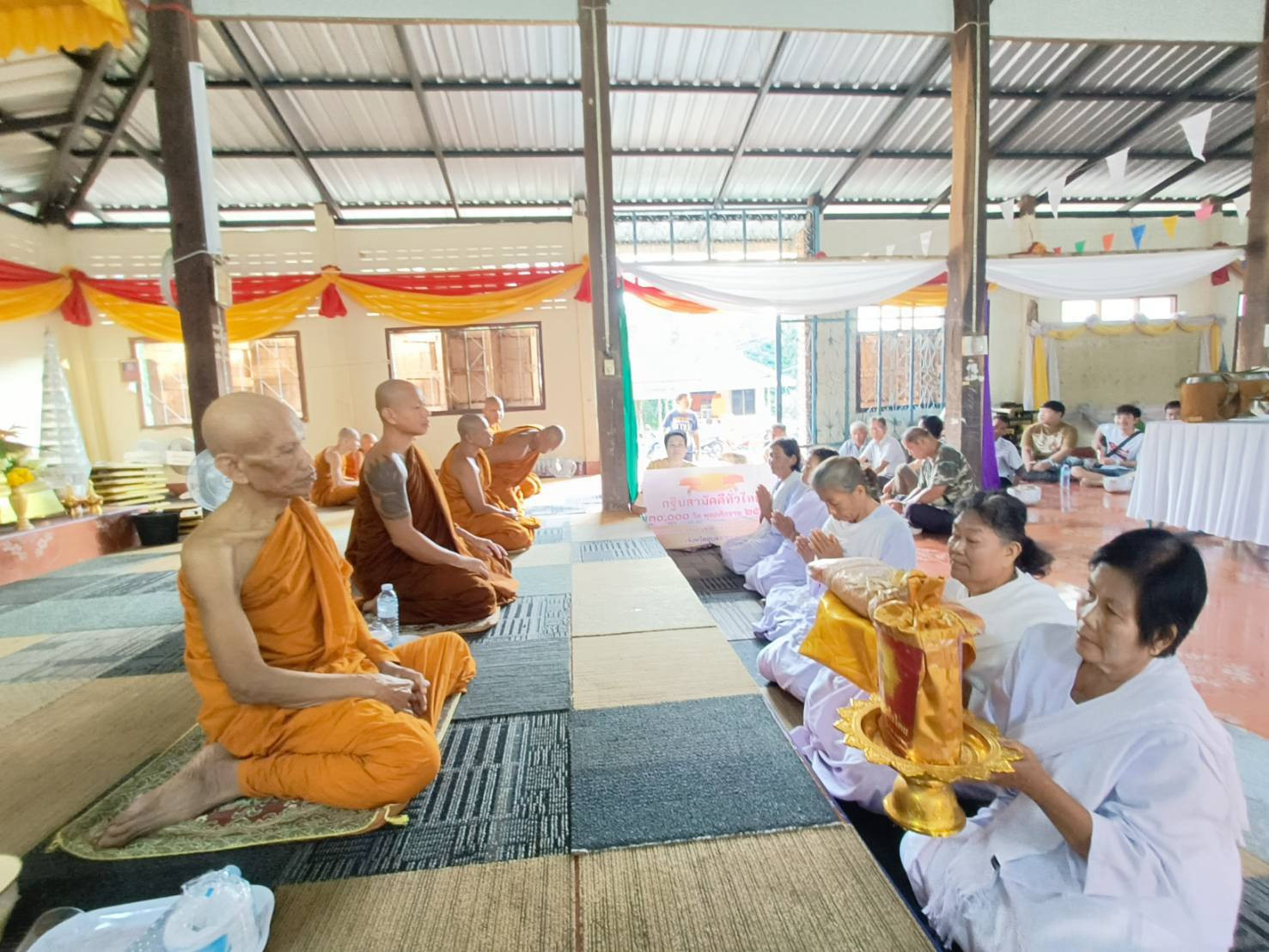 ภาพหมู่ถือพานถวายปัจจัยที่พักสงฆ์ดาลหินผง
