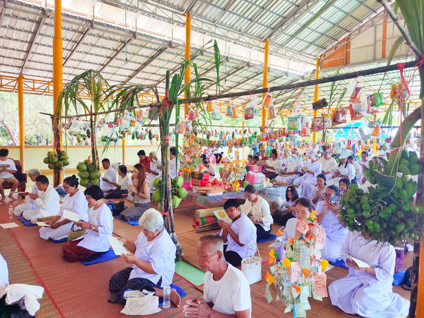 ภาพร่วมพิธีกรรมที่พักสงฆ์ป่ากลางแก้ว