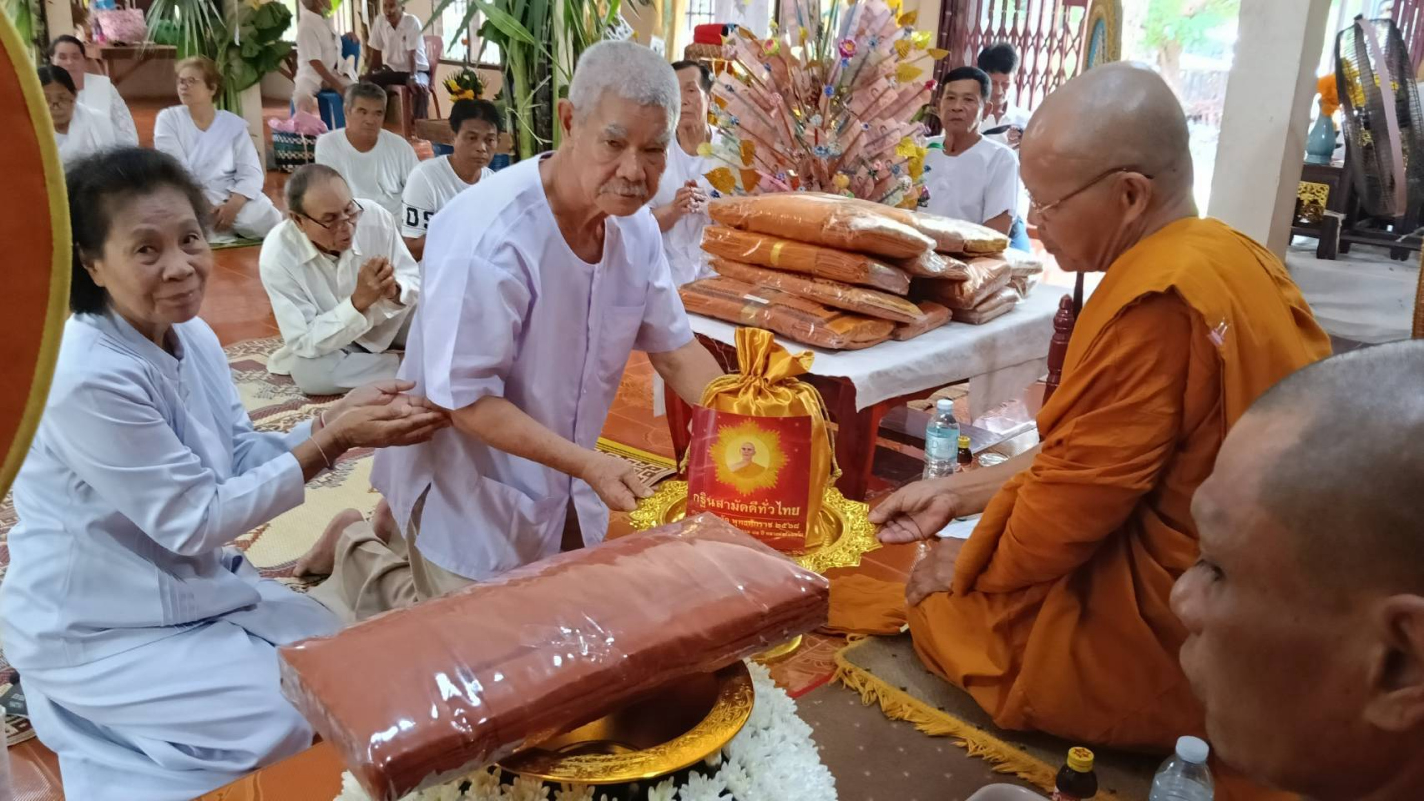 ภาพการถวายปัจจัยสำนักสงฆ์คำผักหนอก