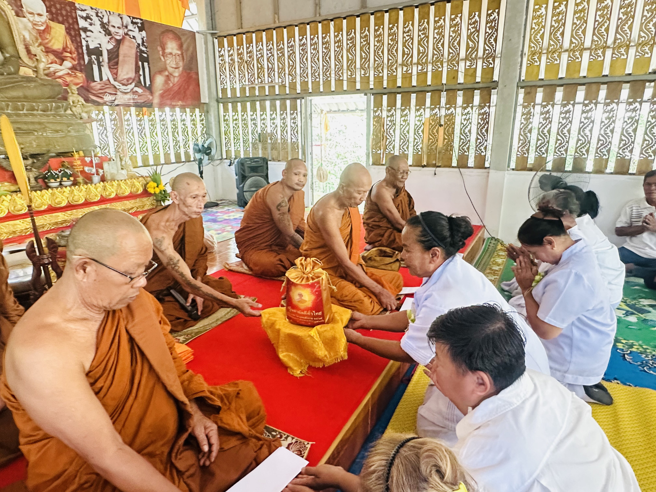 ภาพการถวายปัจจัยที่พักสงฆ์ป่านานิวาส