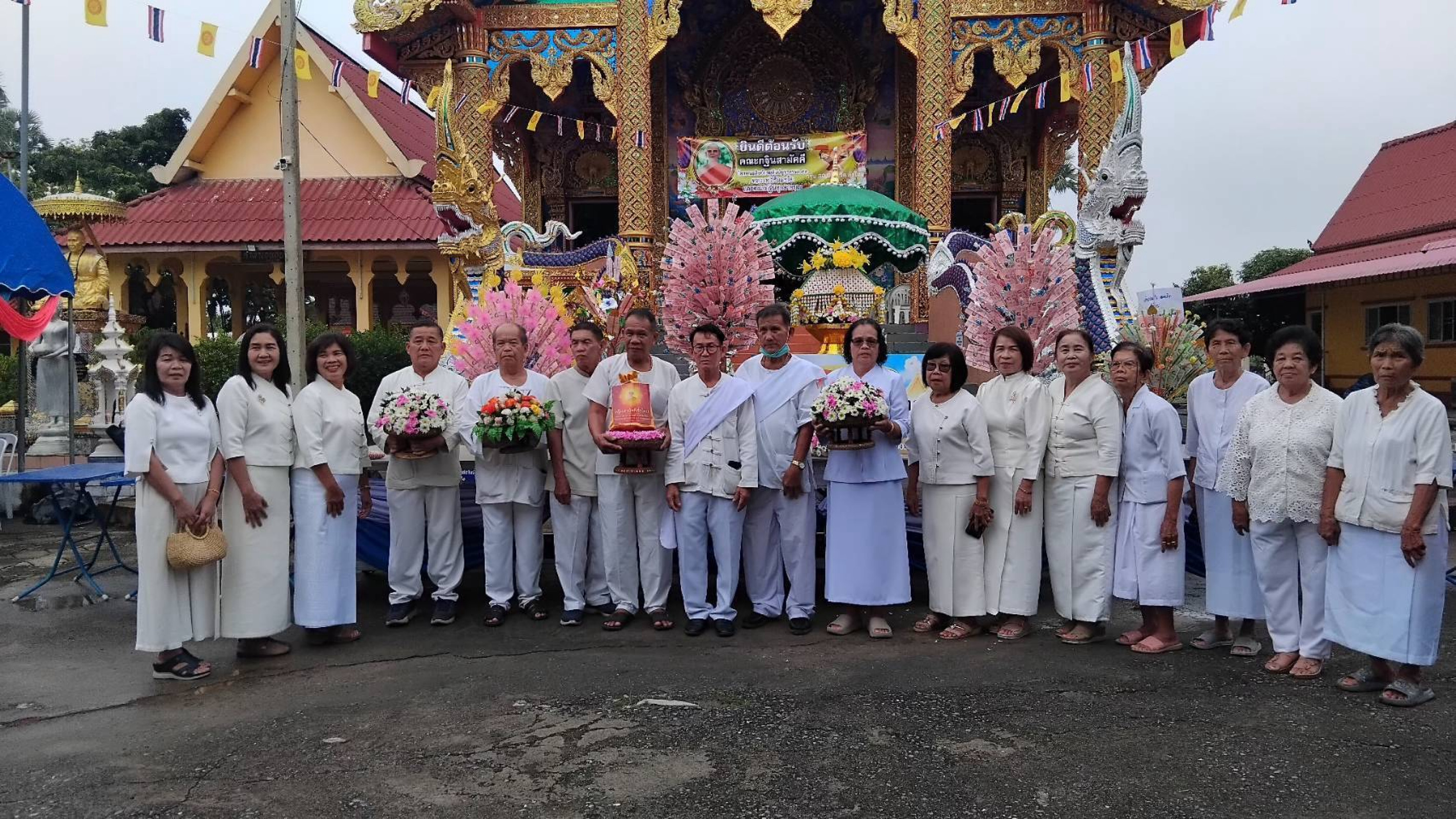 ภาพหมู่ถือพานถวายปัจจัยวัดเหมืองกวัก