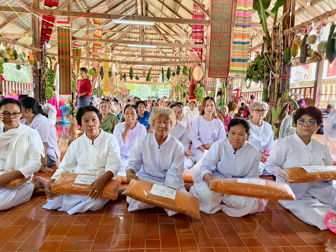 ภาพร่วมพิธีกรรมวัดบ้านกลาง