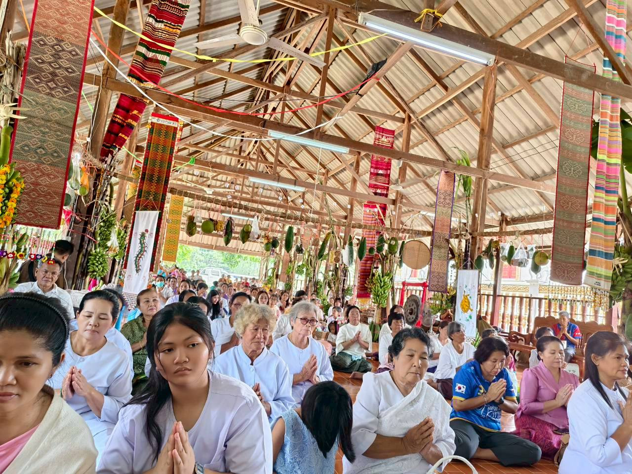 ภาพร่วมพิธีกรรมวัดบ้านกลาง