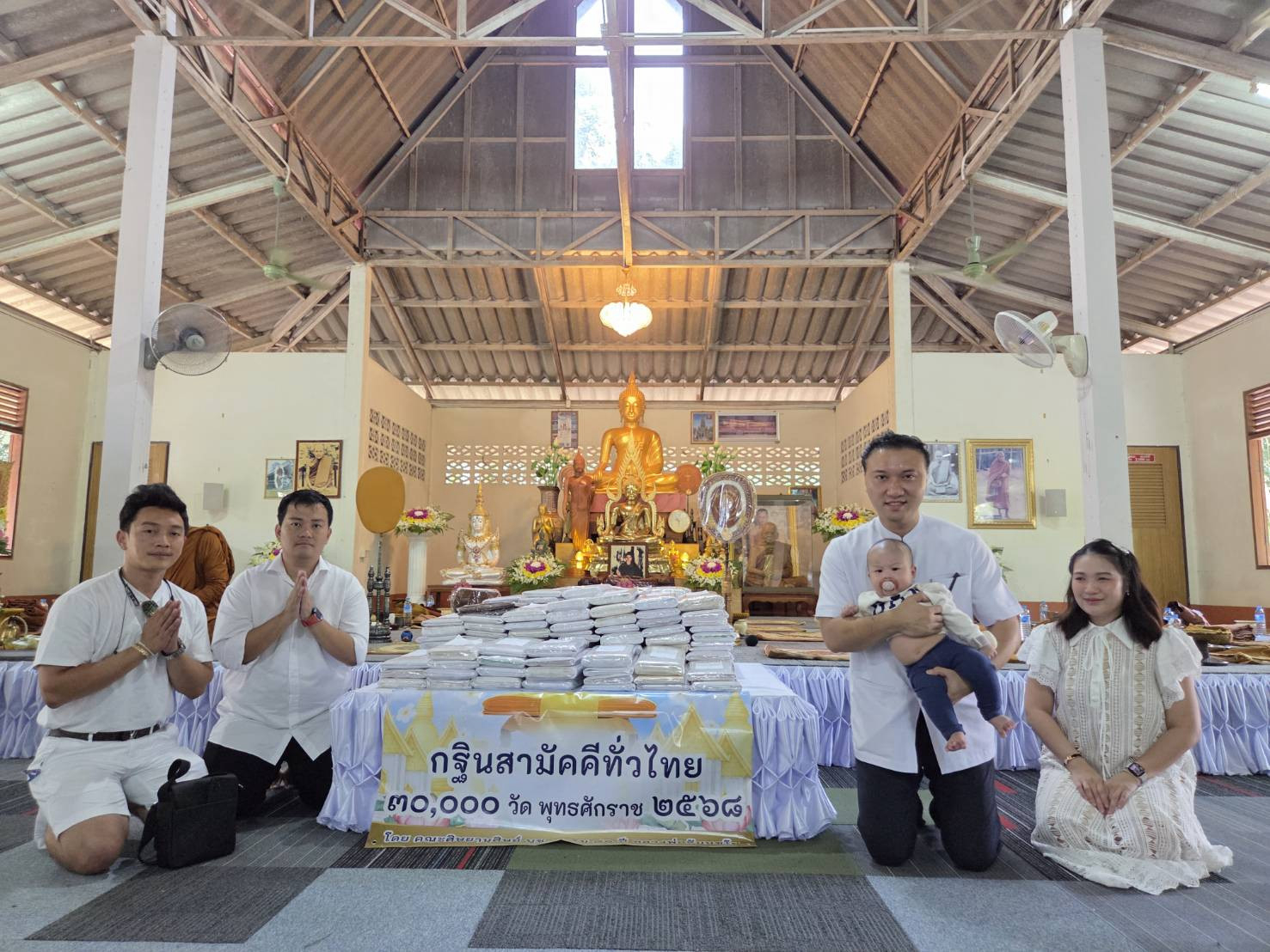 ภาพหมู่ถือพานถวายปัจจัยวัดป่าทุ่งเทวา