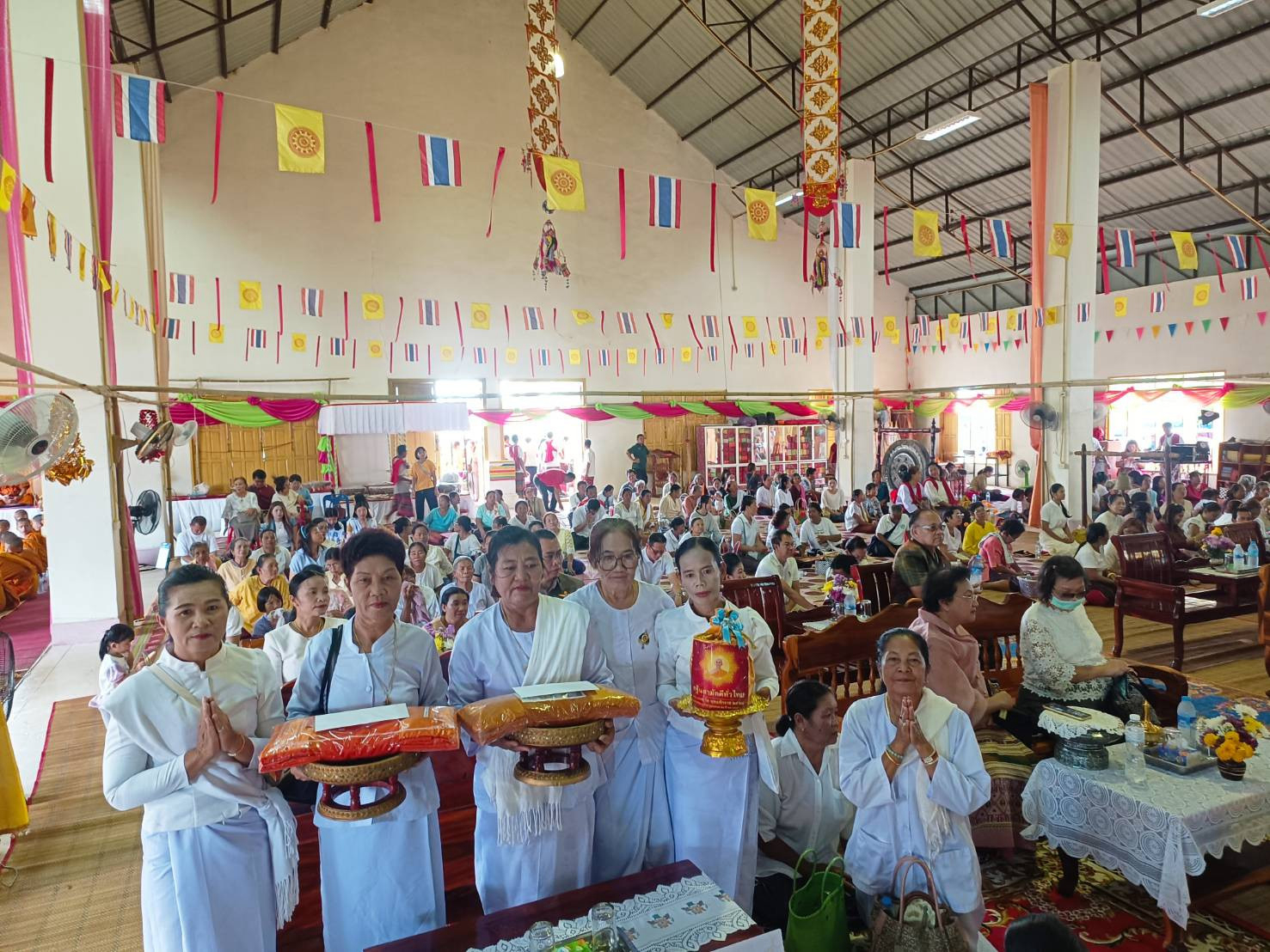 ภาพร่วมพิธีกรรมที่พักสงฆ์บ้านไพรสวรรค์
