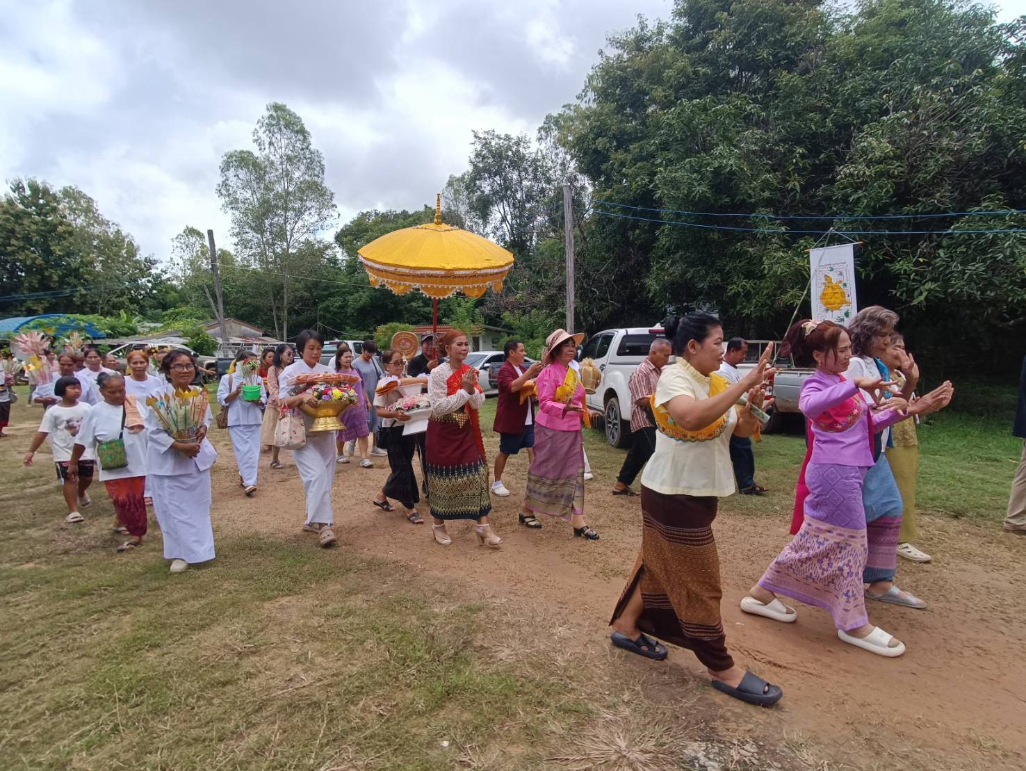 ภาพร่วมพิธีกรรมวัดนาพะเนียงออ