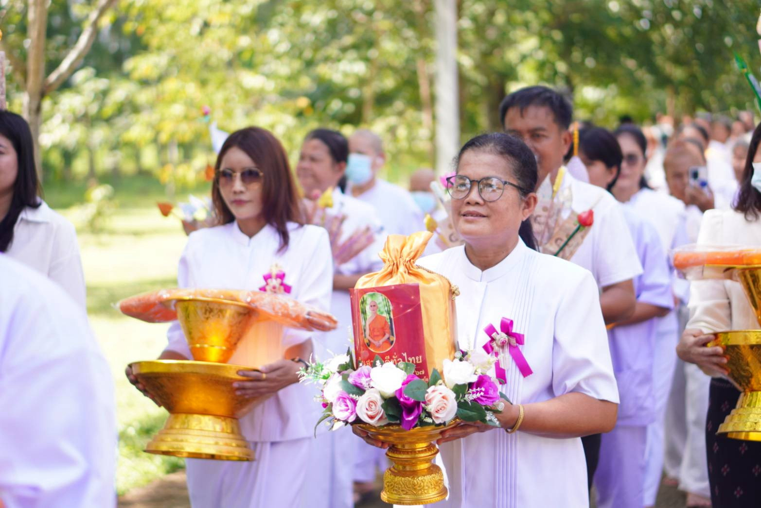 ภาพหมู่ถือพานถวายปัจจัยศูนย์ปฏิบัติธรรมน้ำยืนแก้ว อุบลราชธานี