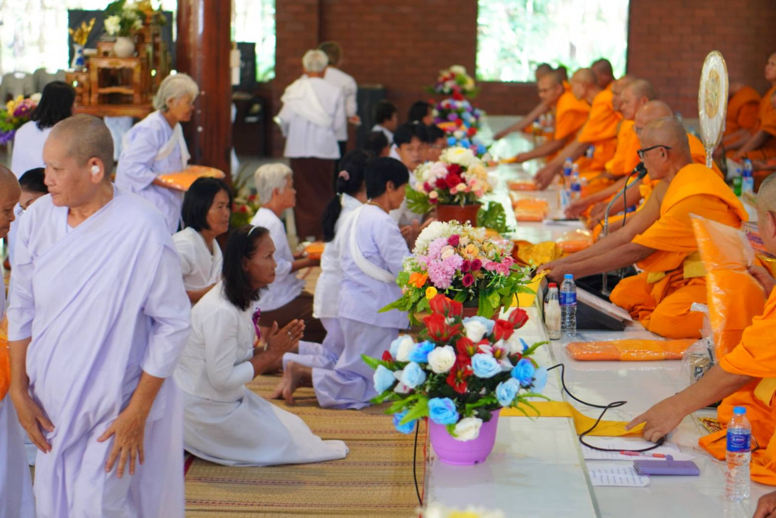 ภาพร่วมพิธีกรรมศูนย์ปฏิบัติธรรมน้ำยืนแก้ว อุบลราชธานี