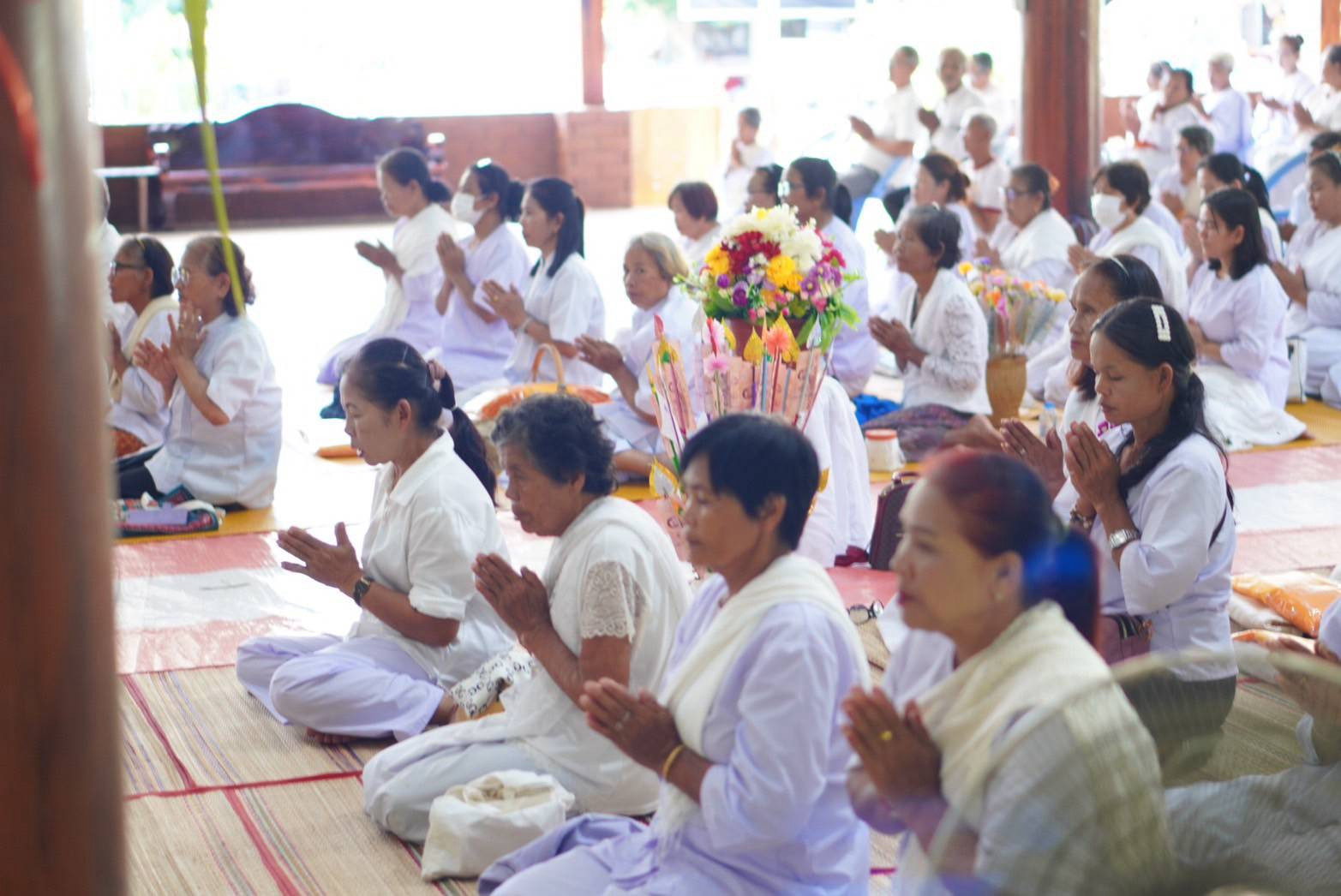 ภาพร่วมพิธีกรรมศูนย์ปฏิบัติธรรมน้ำยืนแก้ว อุบลราชธานี