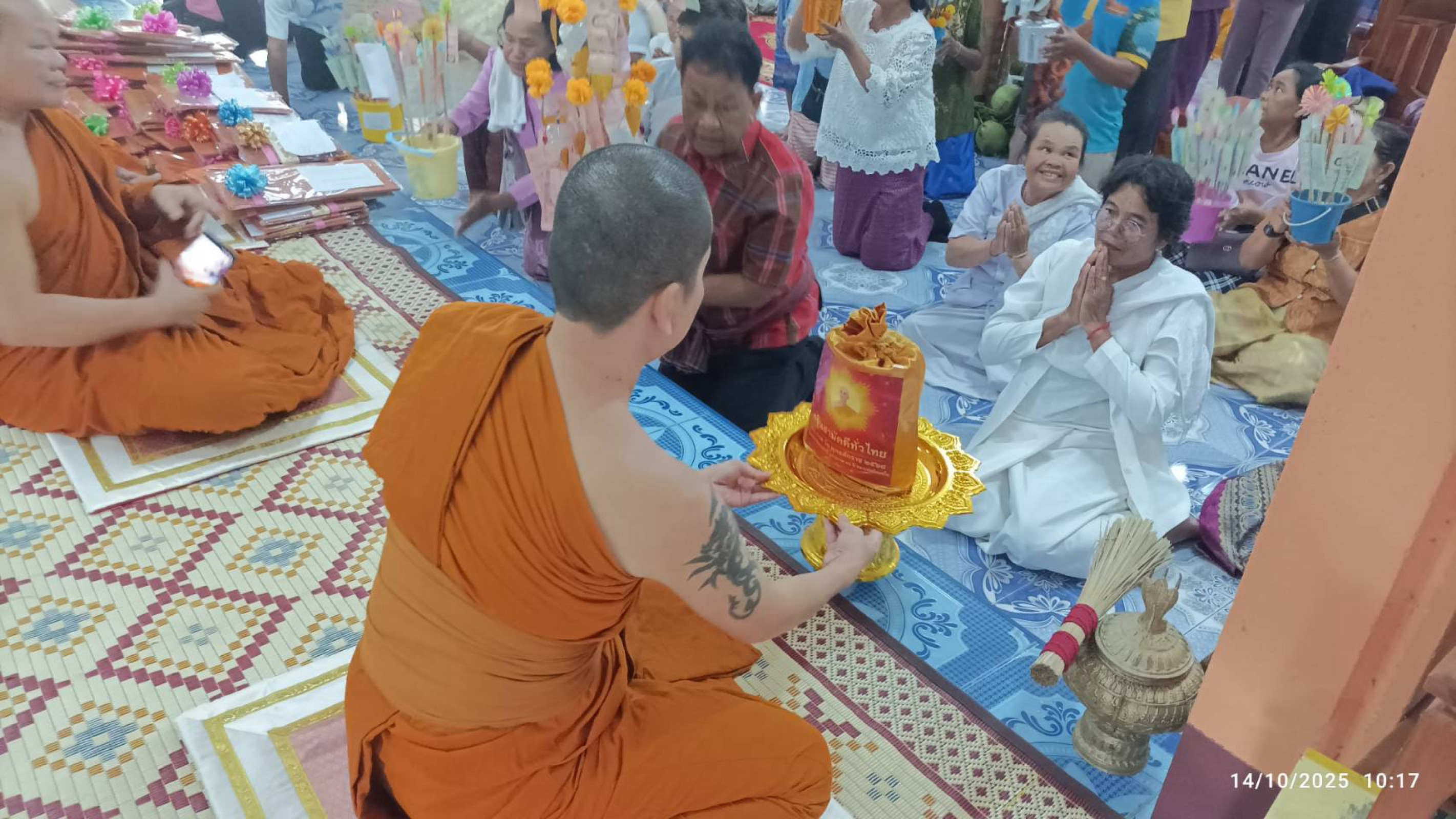 ภาพการถวายปัจจัยวัดค้อ
