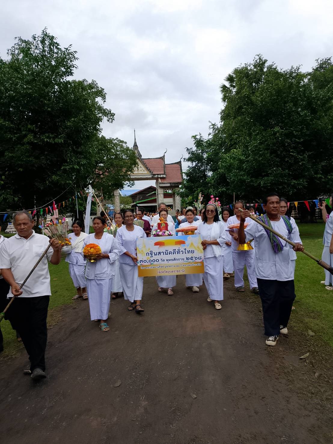ภาพร่วมขบวนกฐินวัดตาเกา