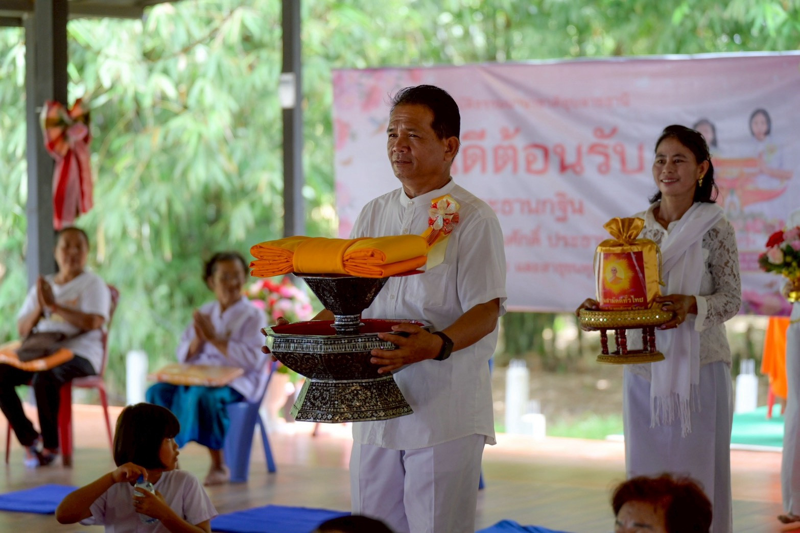 ภาพหมู่ถือพานถวายปัจจัยศูนย์ปฏิบัติธรรมนานาชาติอุบลราชธานี