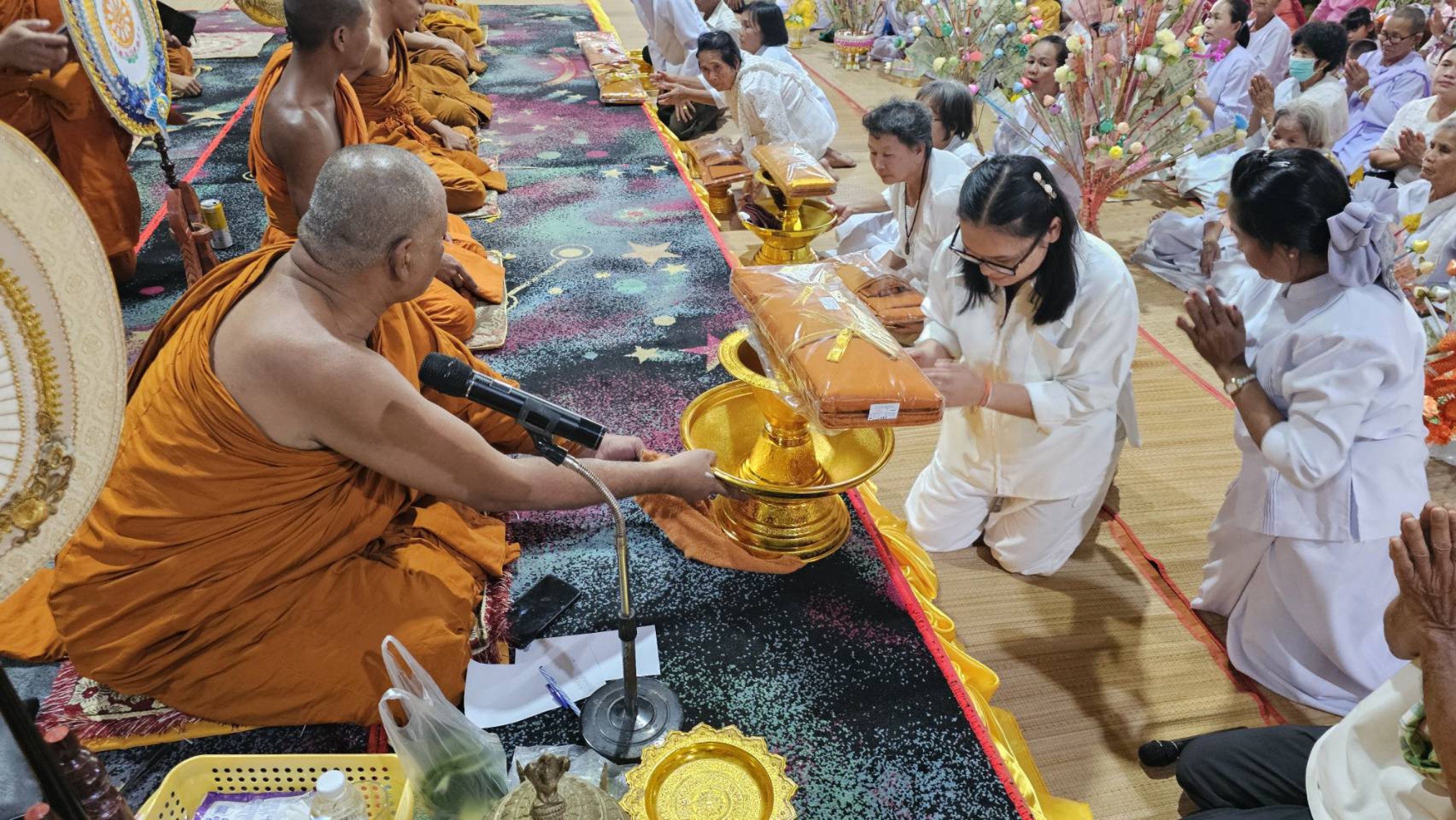 ภาพหมู่ถือพานถวายปัจจัยวัดโนนสง่า