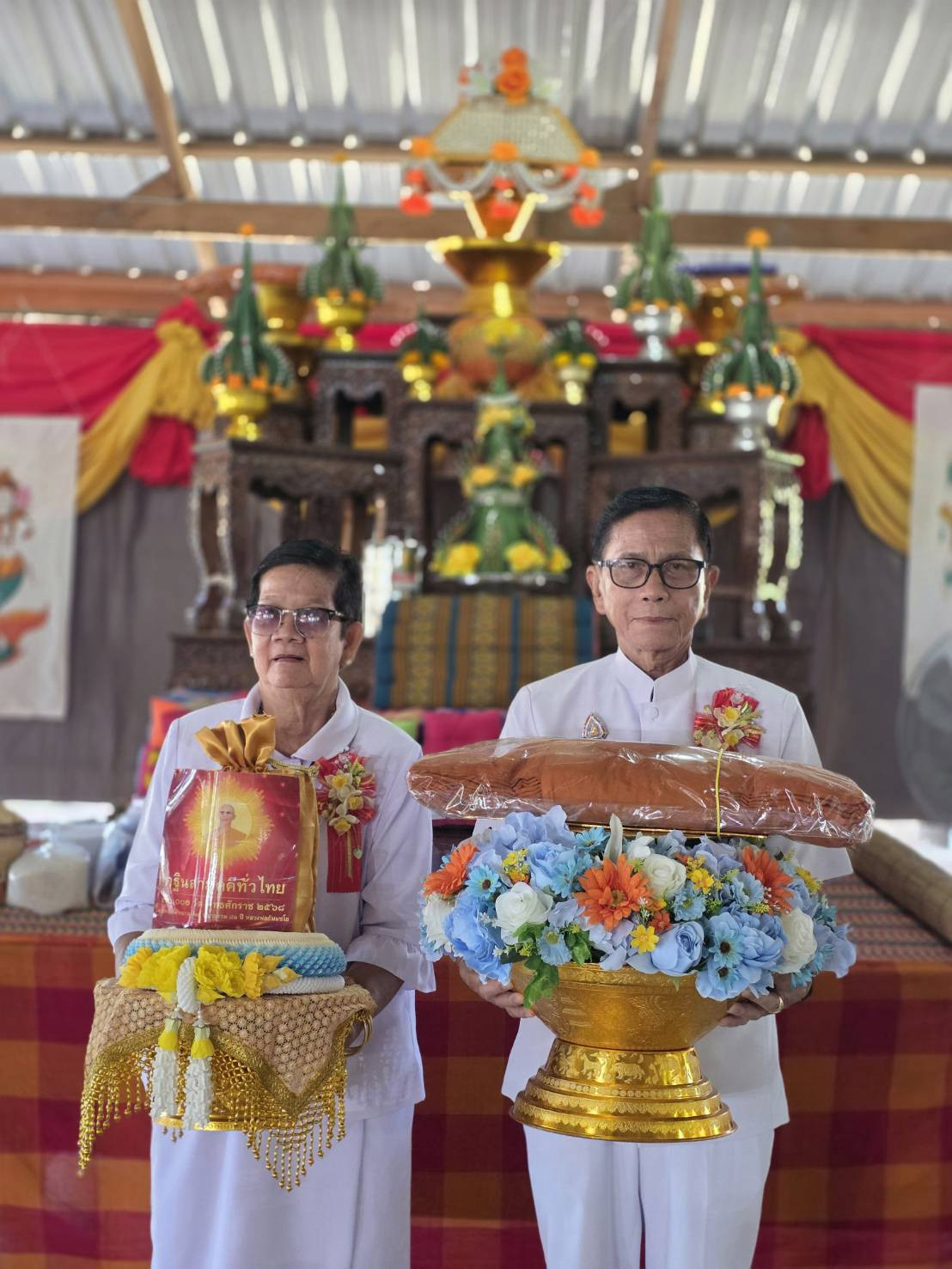 ภาพหมู่ถือพานถวายปัจจัยวัดบ้านแดง