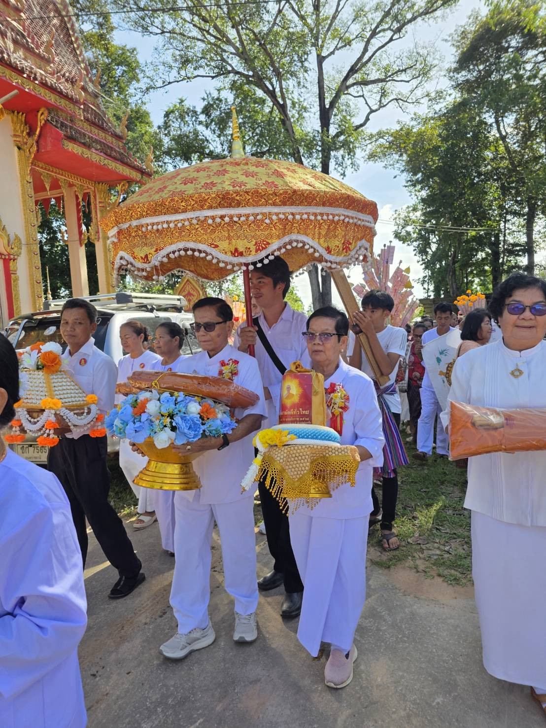 ภาพร่วมพิธีกรรมวัดบ้านแดง