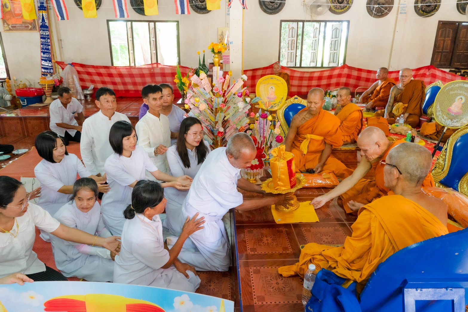 ภาพการถวายปัจจัยวัดราษฎร์เจริญ