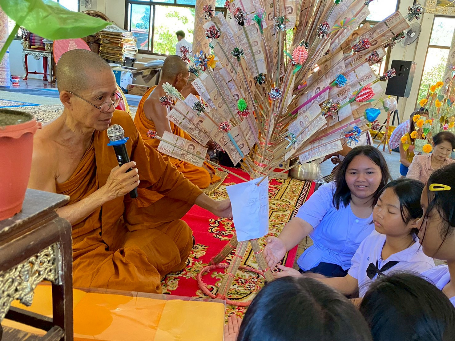 ภาพหมู่ถือพานถวายปัจจัยวัดสว่างอารมณ์