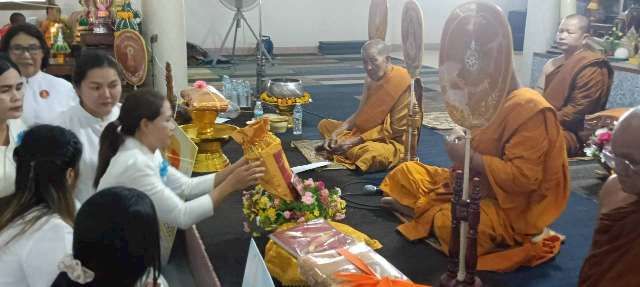ภาพการถวายปัจจัยวัดอัมพามงคล