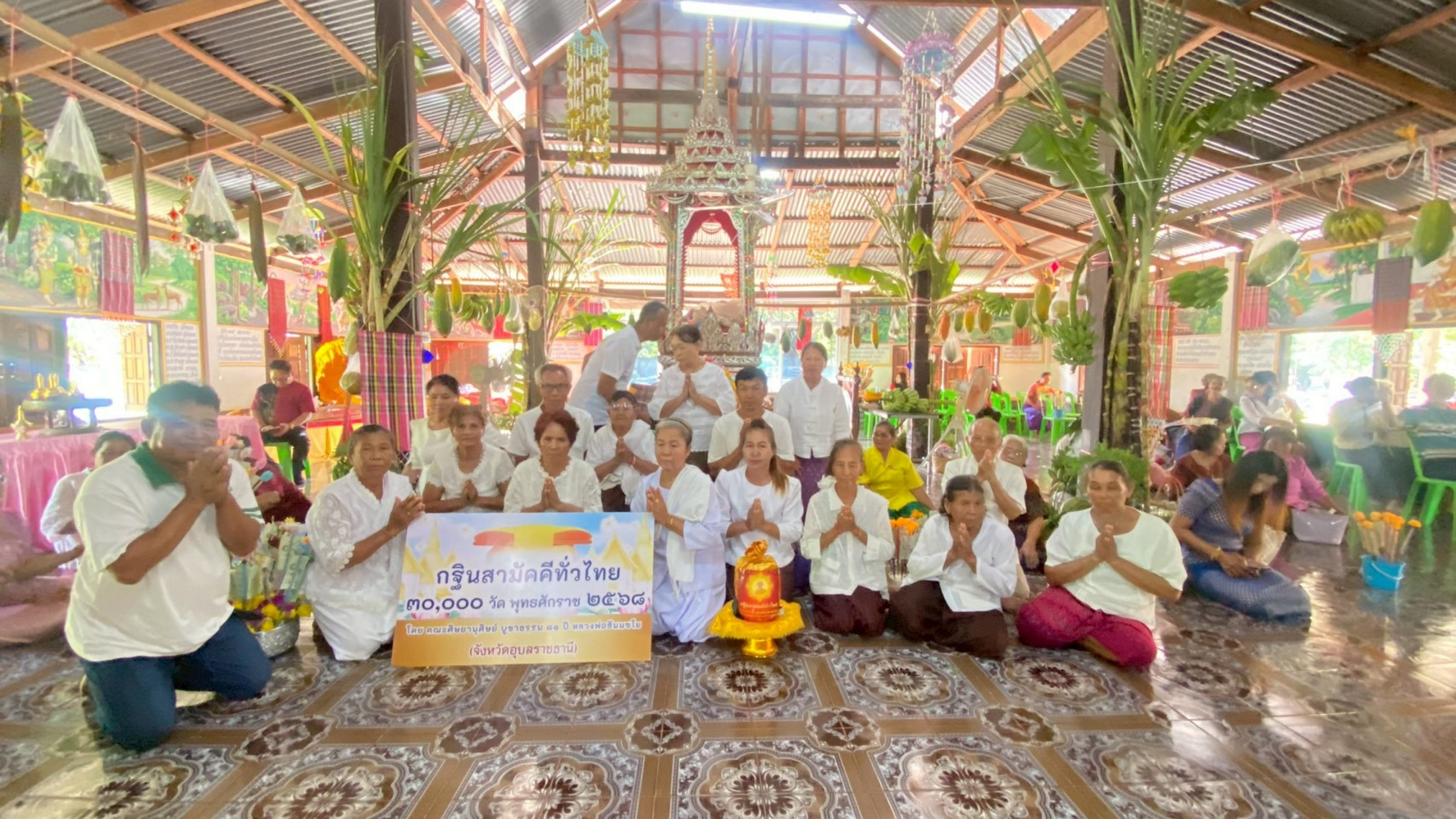 ภาพหมู่ถือพานถวายปัจจัยที่พักสงฆ์ใหม่แหลมสวรรค์