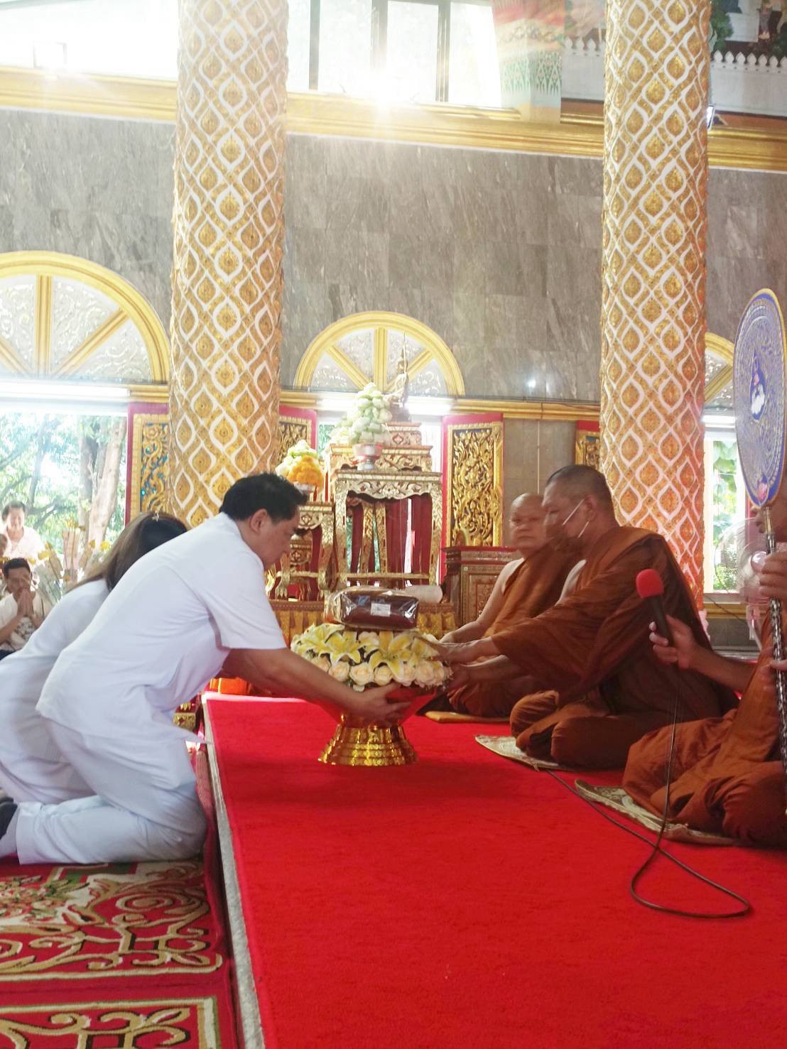 ภาพหมู่ถือพานถวายปัจจัยวัดพระธาตุหนองบัว