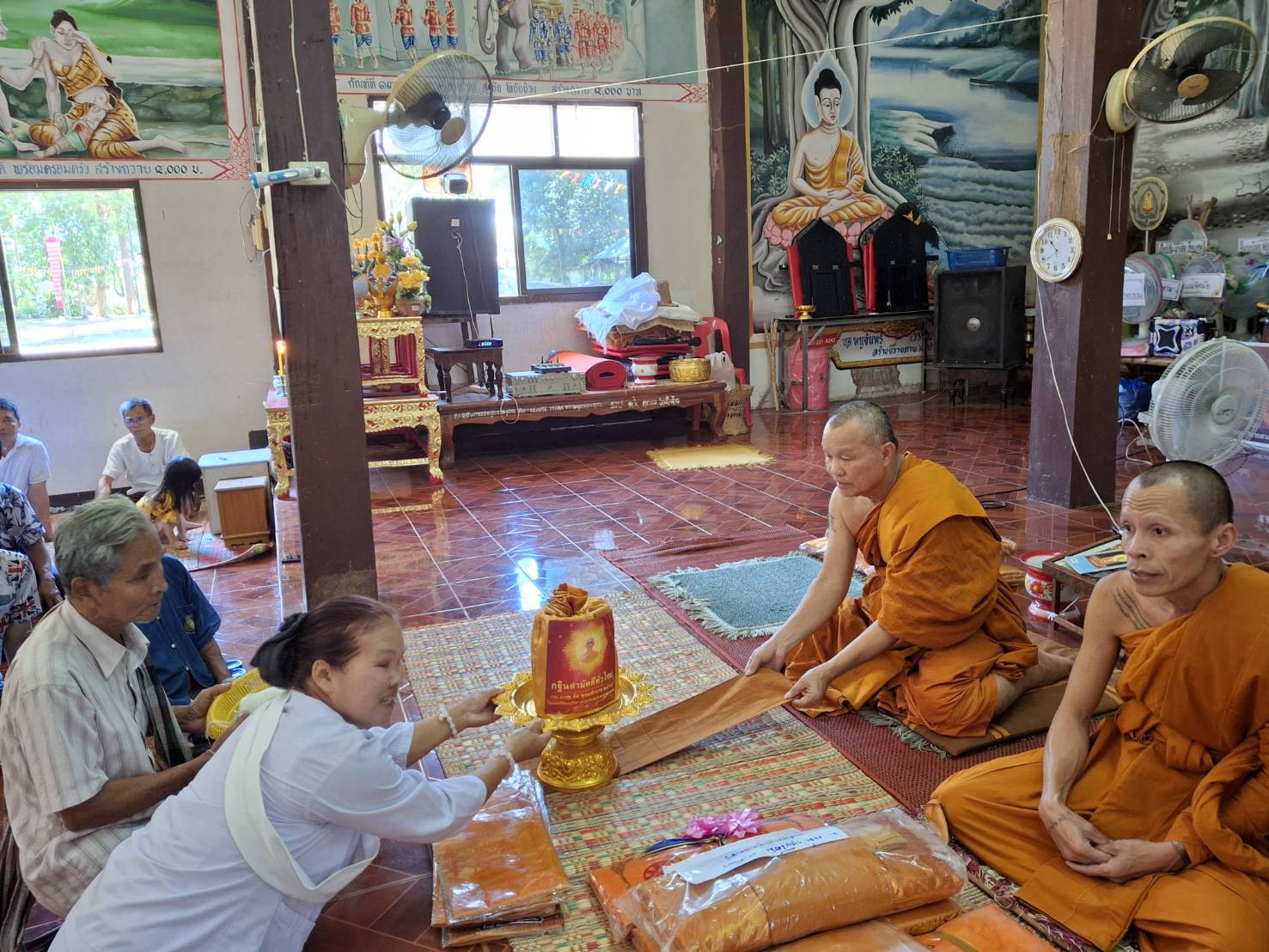 ภาพการถวายปัจจัยวัดคำกลาง