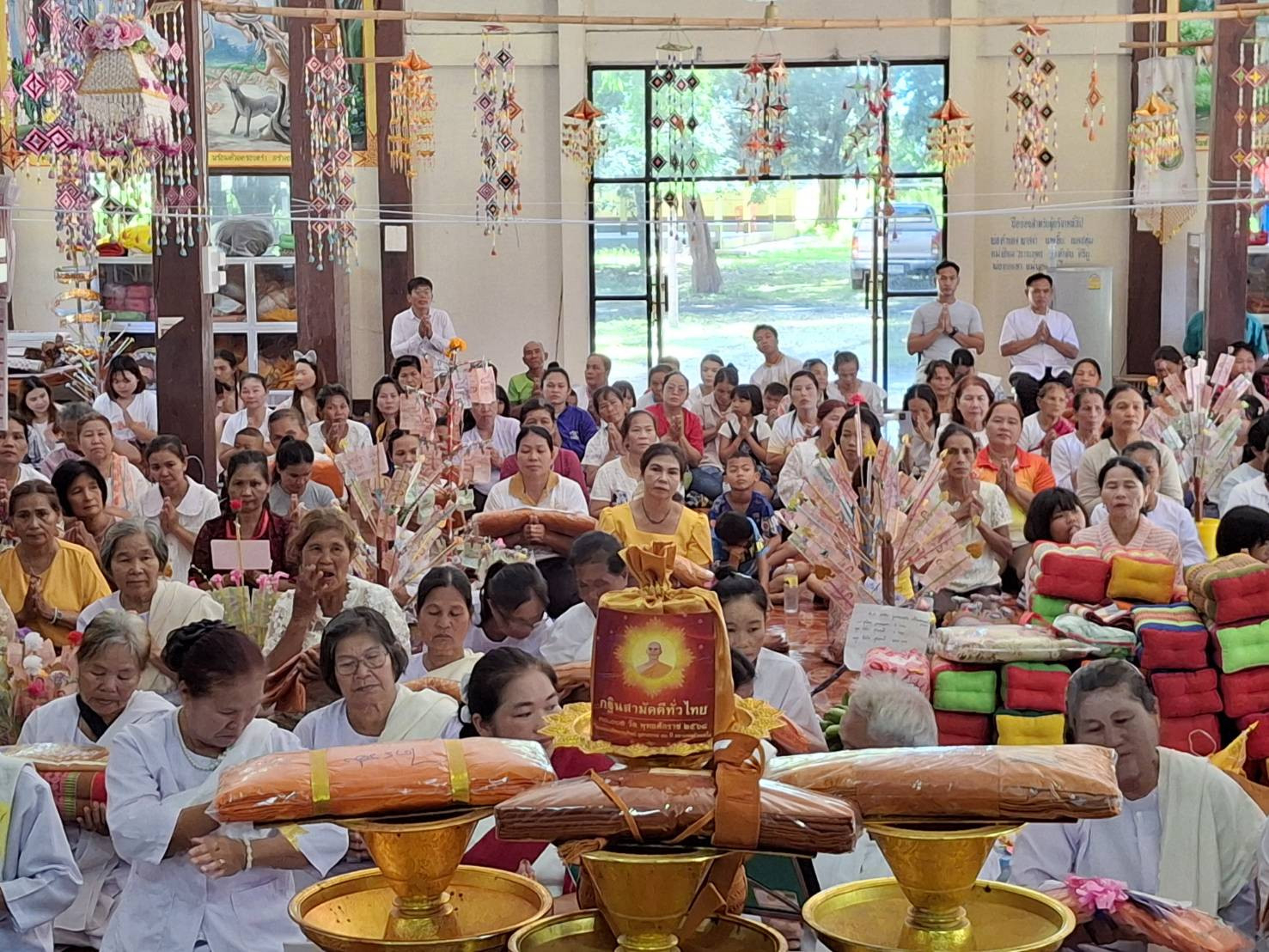 ภาพหมู่ถือพานถวายปัจจัยวัดคำกลาง