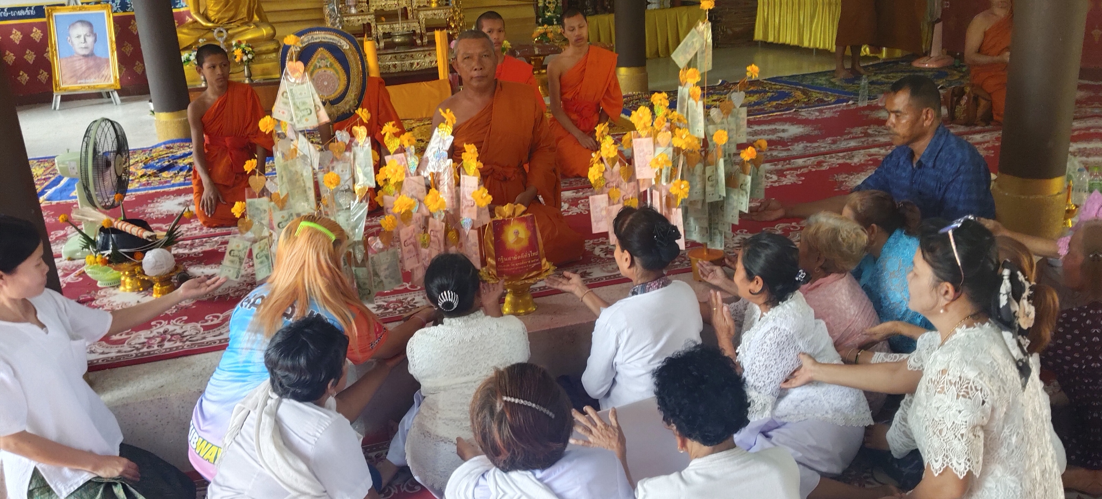 ภาพการถวายปัจจัยวัดนาทีทองเพชรเจริญ
