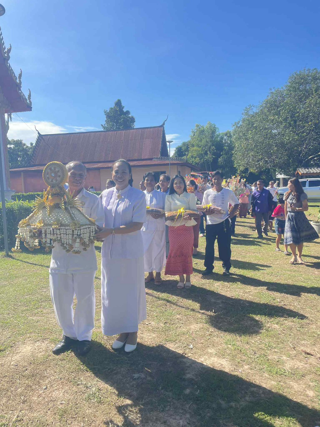 ภาพร่วมขบวนกฐินวัดตาแหลว