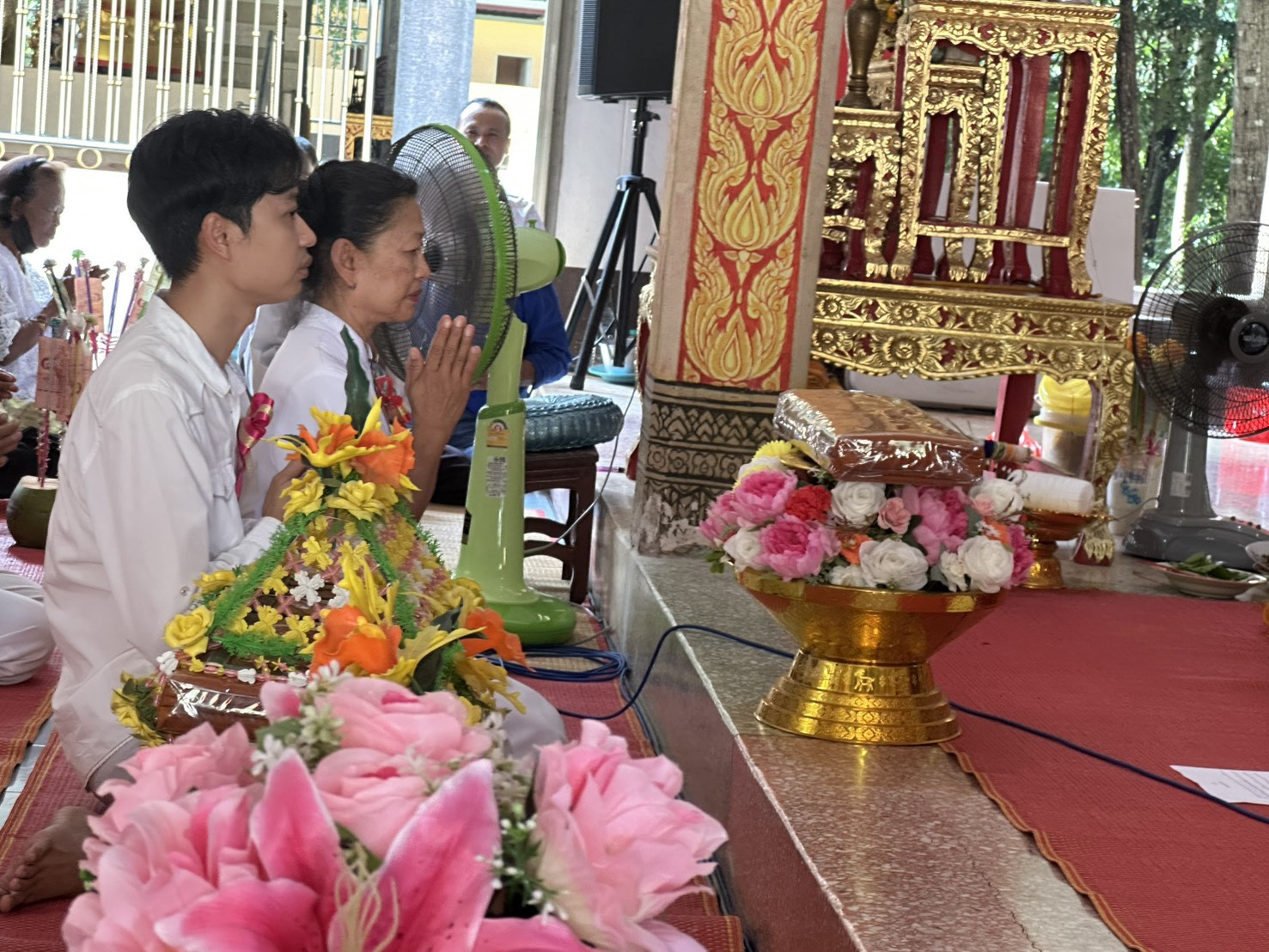 ภาพร่วมพิธีกรรมวัดยางเทิง