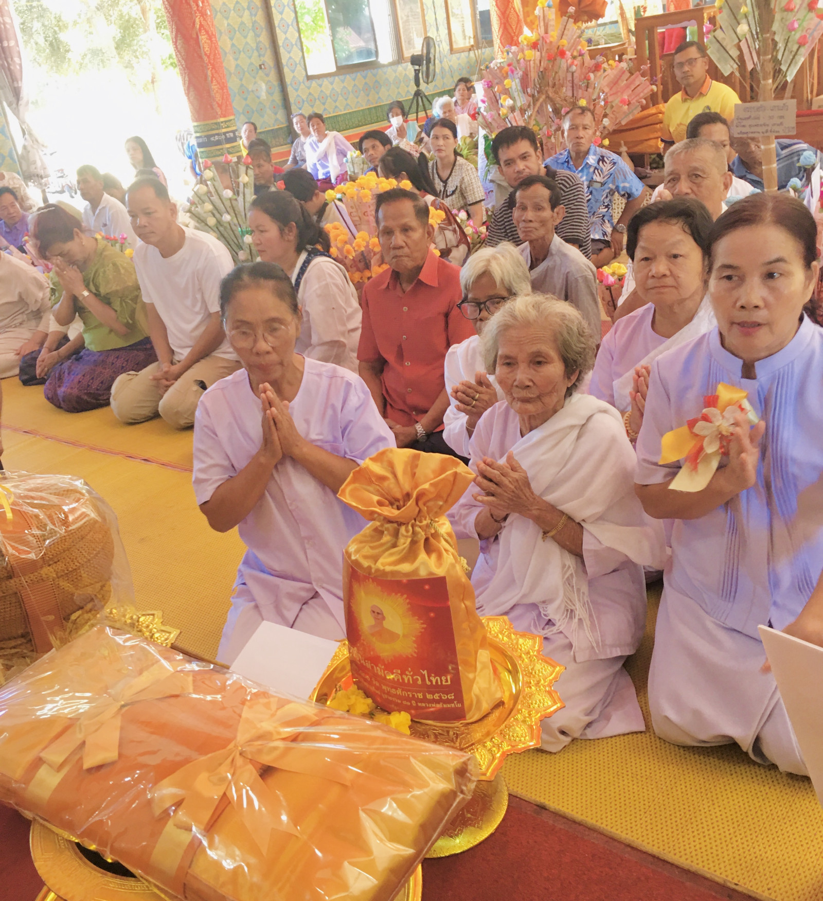 ภาพการถวายปัจจัยวัดบ้านแต้