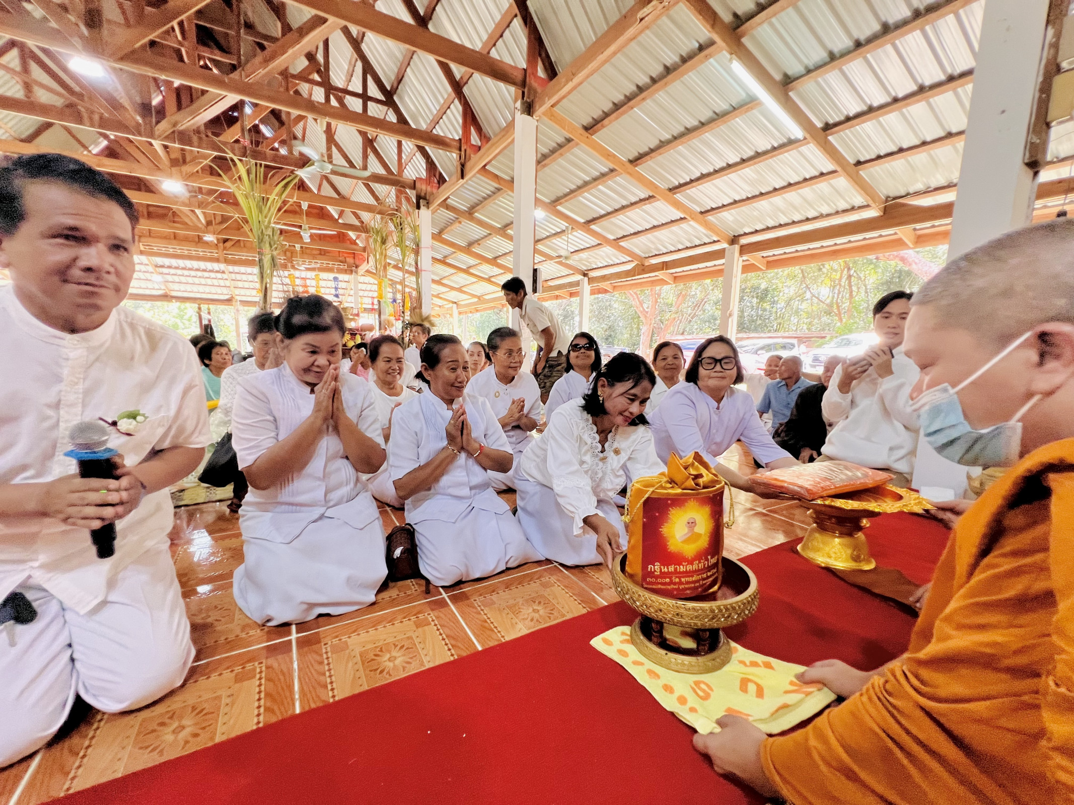 ภาพการถวายปัจจัยวัดโนนน้อย