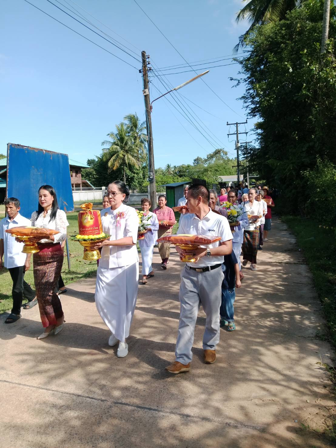 ภาพหมู่ถือพานถวายปัจจัยวัดบ้านดอนกลาง