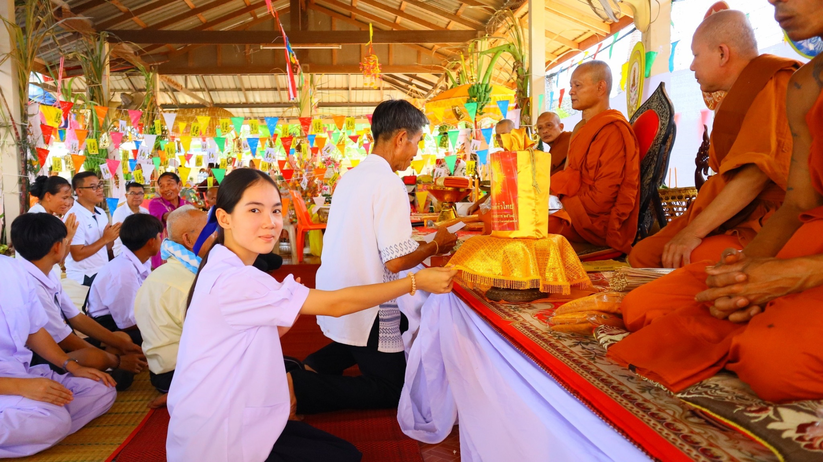 ภาพหมู่ถือพานถวายปัจจัยวัดบูรพาราม