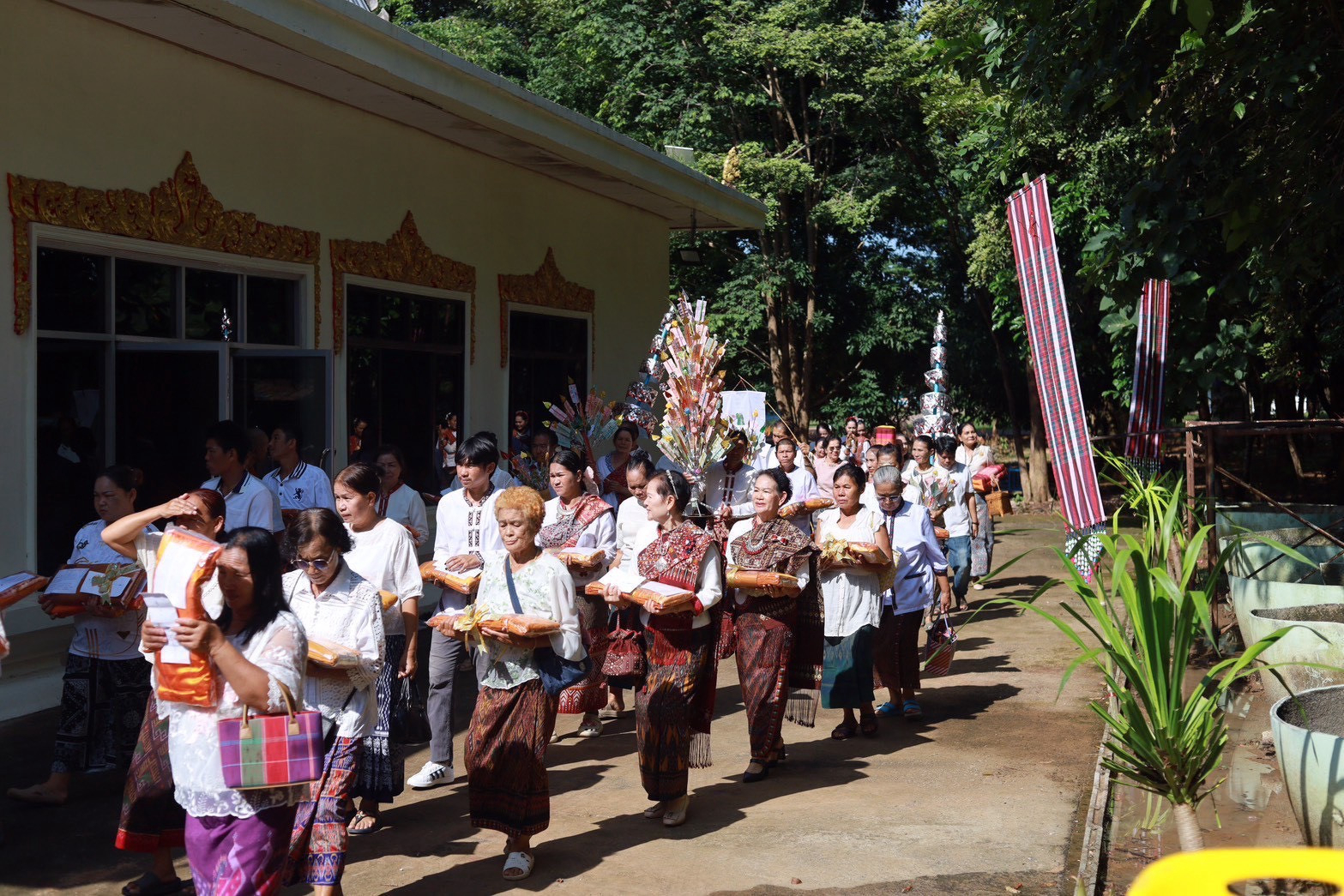 ภาพร่วมขบวนกฐินวัดโนนอุดมสมบูรณ์