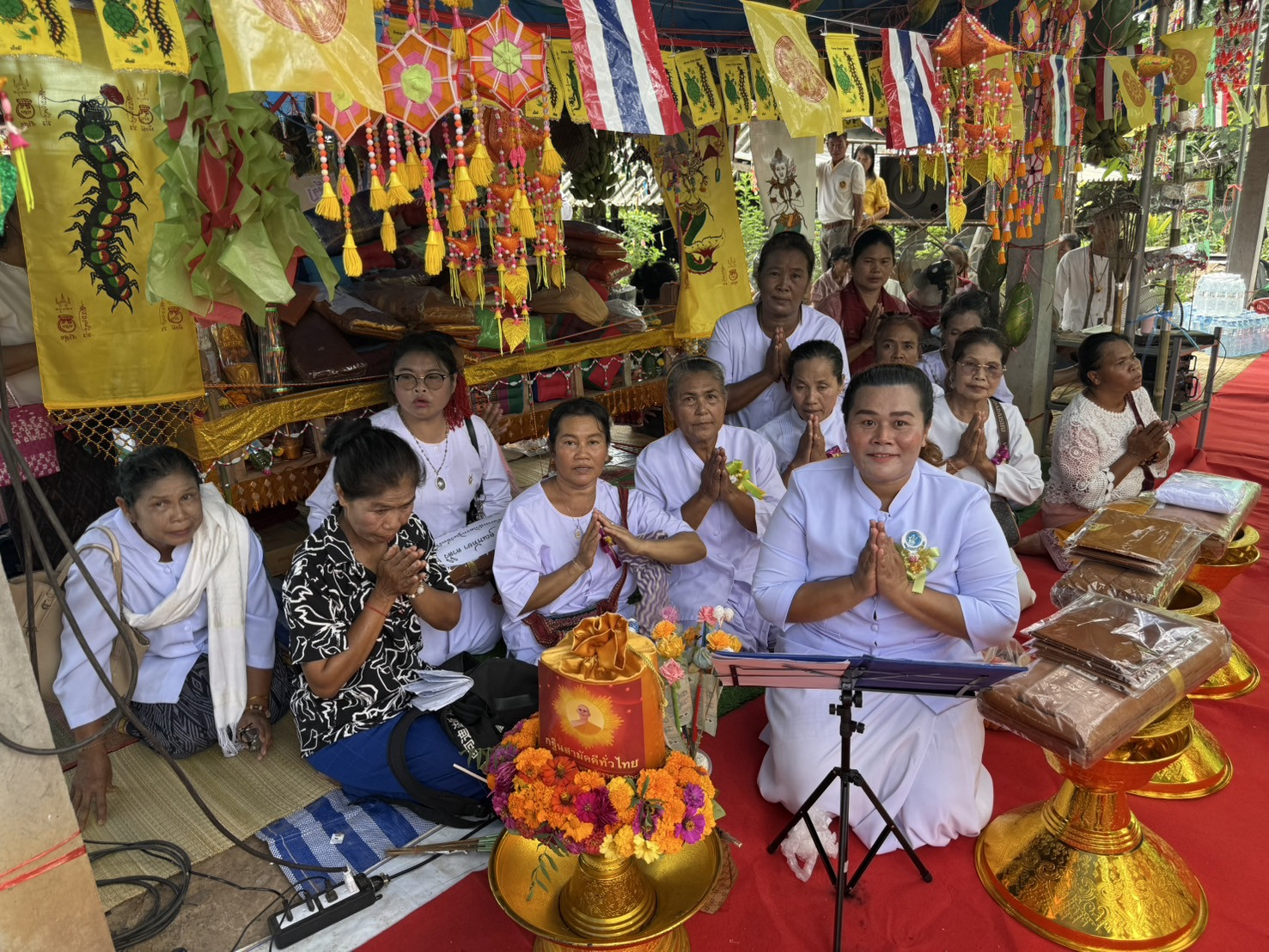 ภาพร่วมพิธีกรรมวัดทรัพย์เจริญโปร่งแค