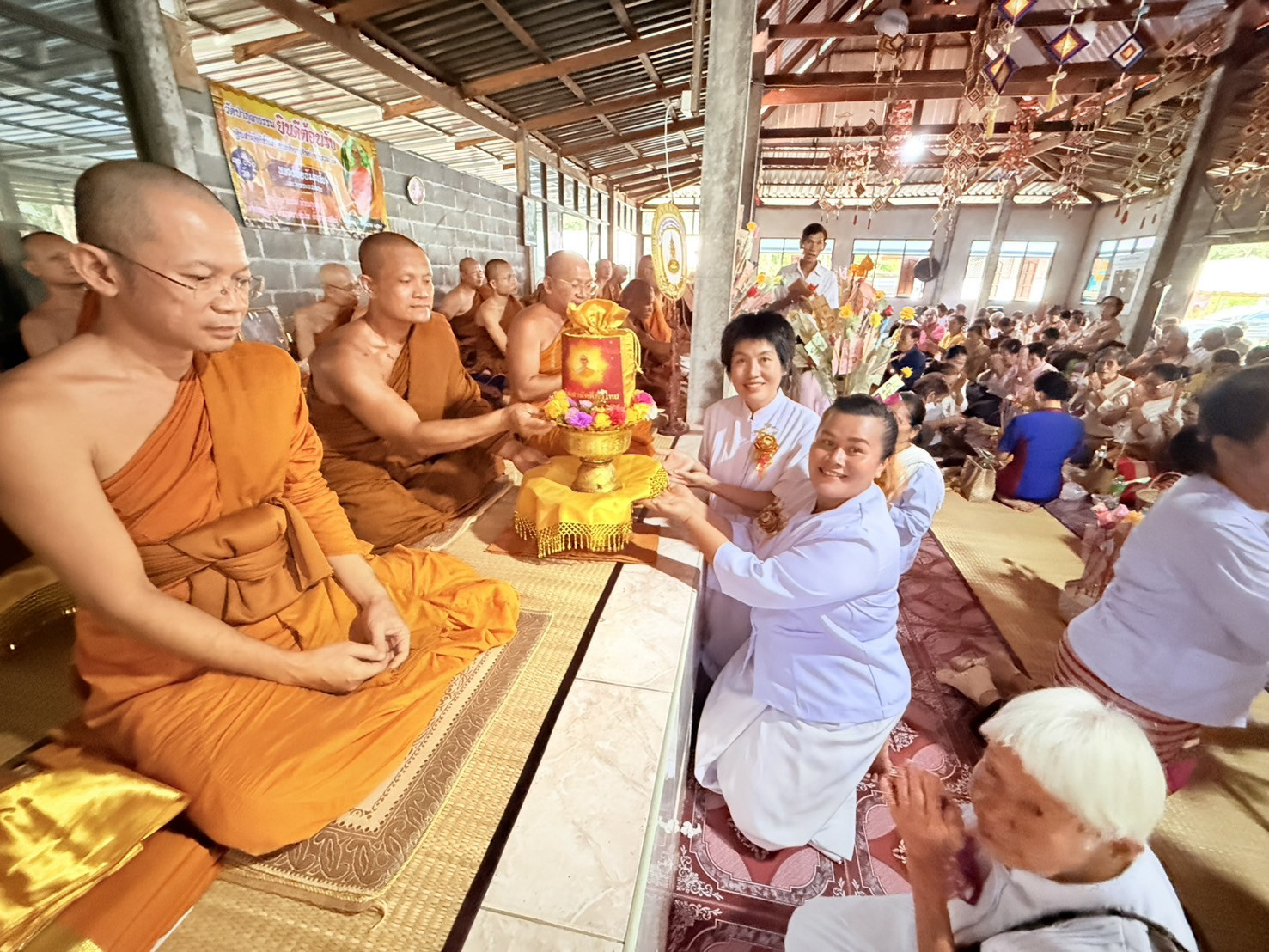 ภาพการถวายปัจจัยวัดป่าภูผาธรรม