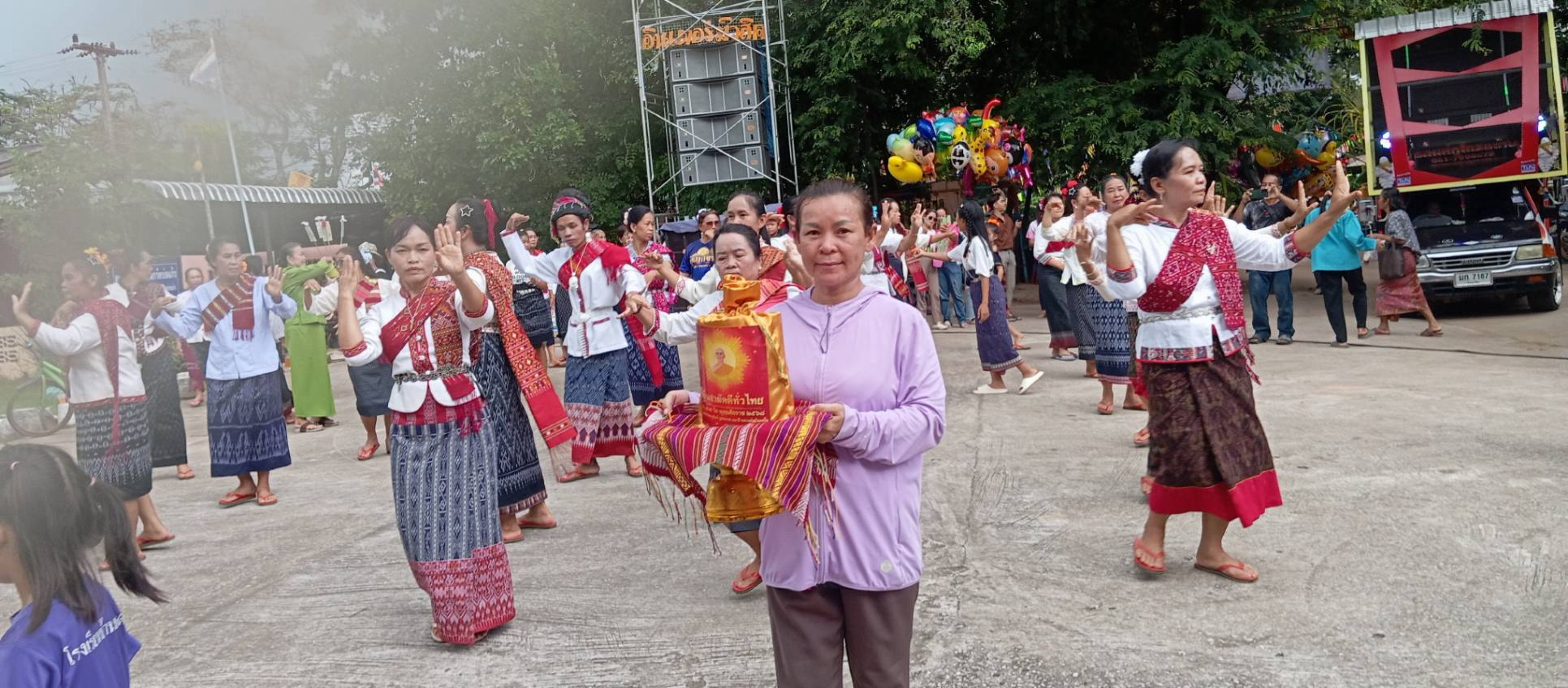 ภาพร่วมขบวนกฐินวัดบ้านบ่อแก้ว