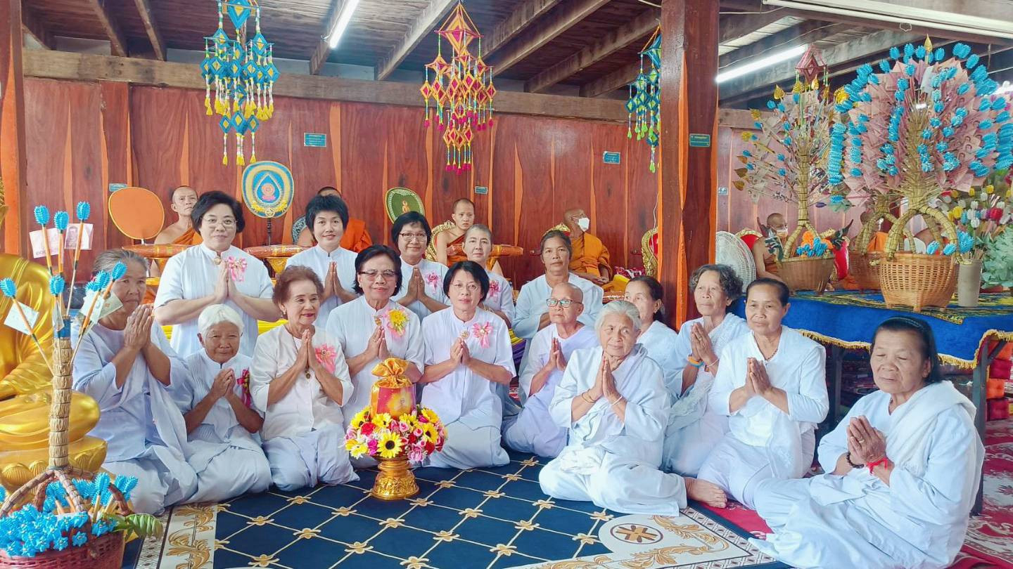 ภาพหมู่ถือพานถวายปัจจัยวัดสว่างโพธิ์ชัย