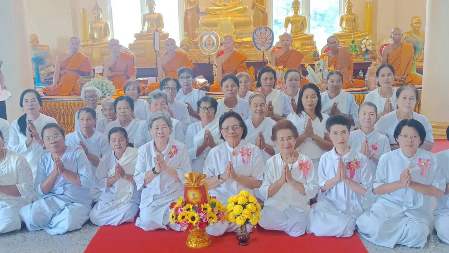 ภาพหมู่ถือพานถวายปัจจัยวัดวงศ์สว่างธิวราราม