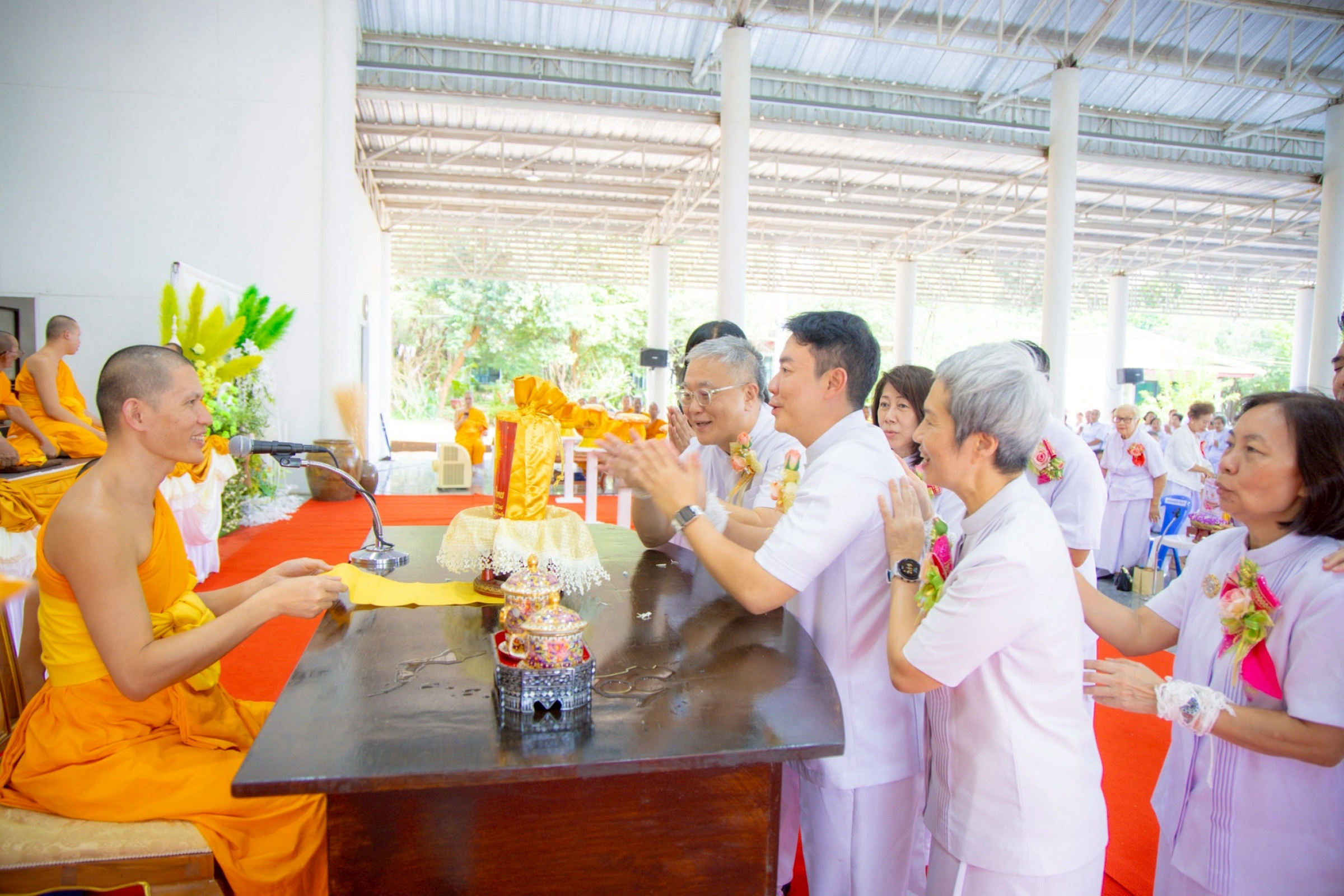 ภาพการถวายปัจจัยศูนย์ปฏิบัติธรรมสวนลำดวนสวรรค์