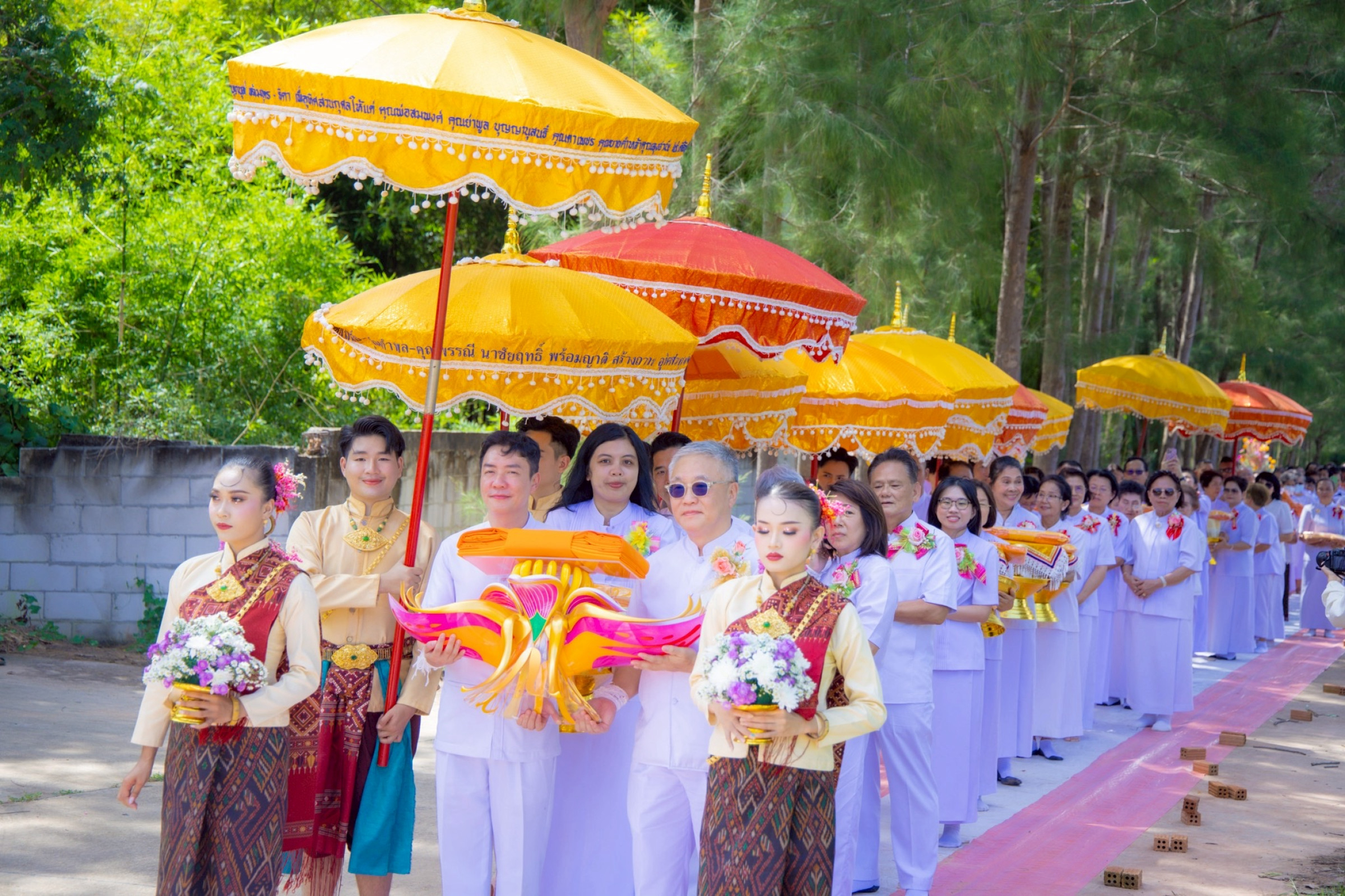 ภาพร่วมขบวนกฐินศูนย์ปฏิบัติธรรมสวนลำดวนสวรรค์