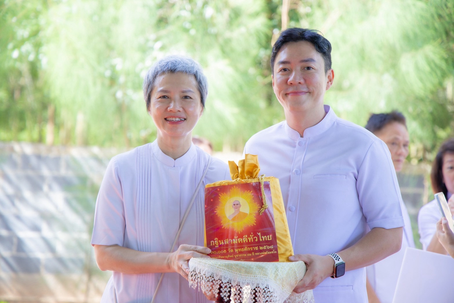 ภาพหมู่ถือพานถวายปัจจัยศูนย์ปฏิบัติธรรมสวนลำดวนสวรรค์