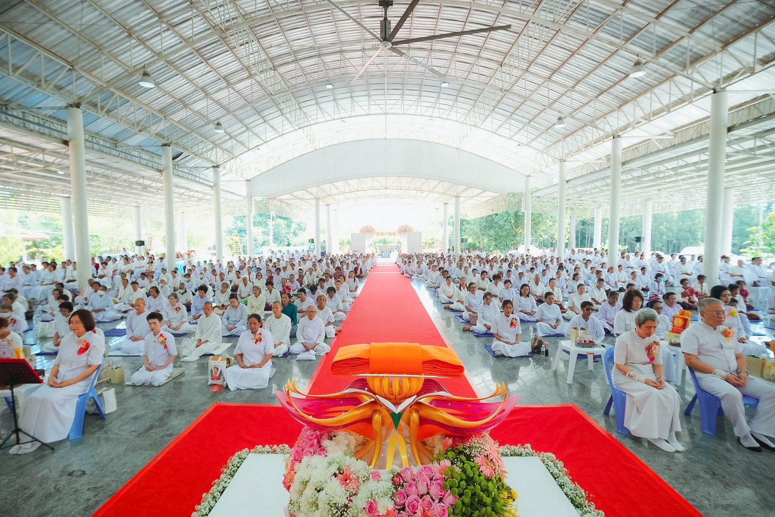 ภาพร่วมพิธีกรรมศูนย์ปฏิบัติธรรมสวนลำดวนสวรรค์