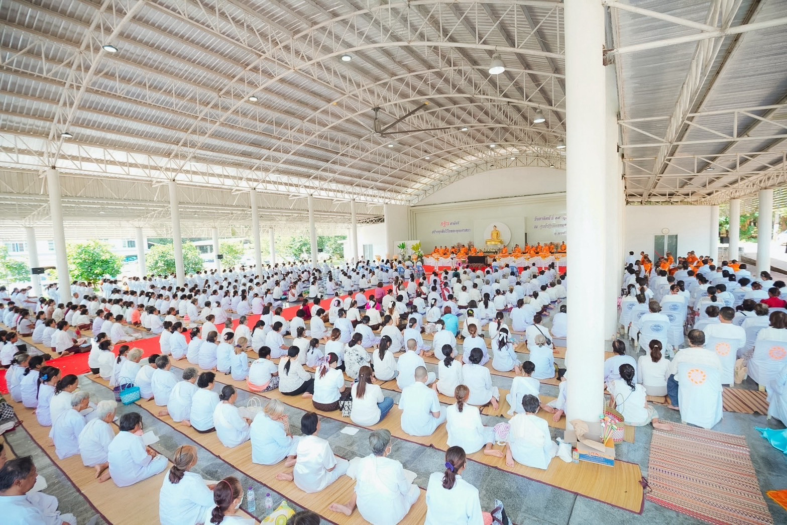 ภาพร่วมพิธีกรรมศูนย์ปฏิบัติธรรมสวนลำดวนสวรรค์