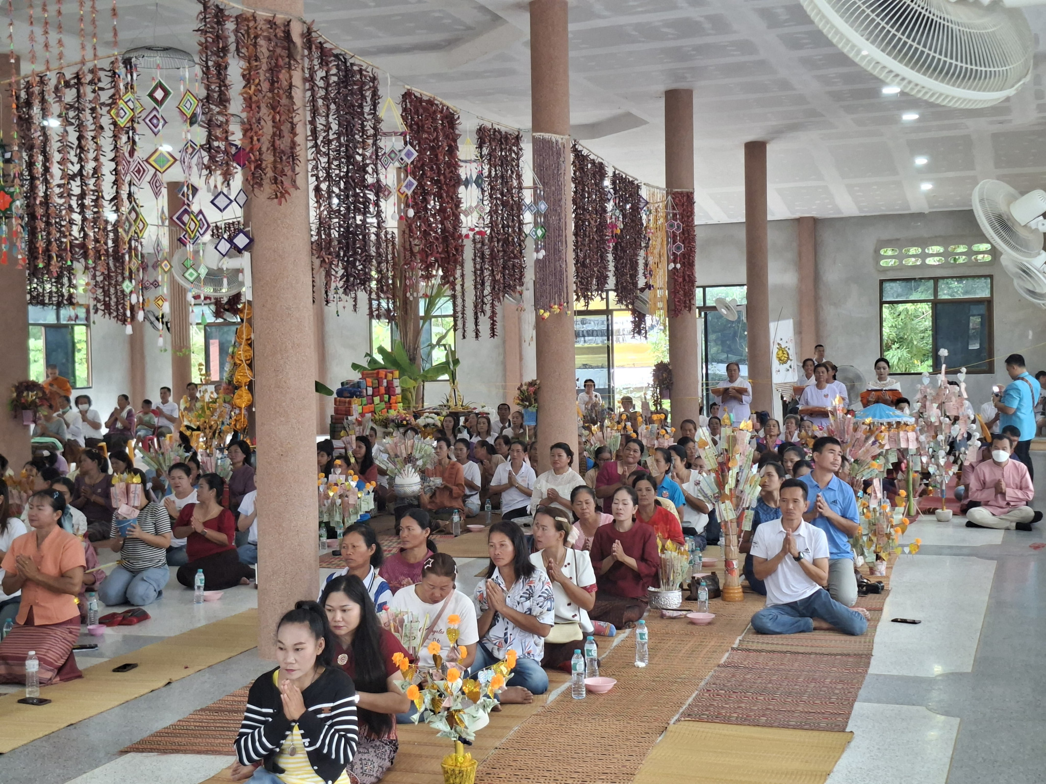 ภาพร่วมพิธีกรรมวัดศรีชมพู