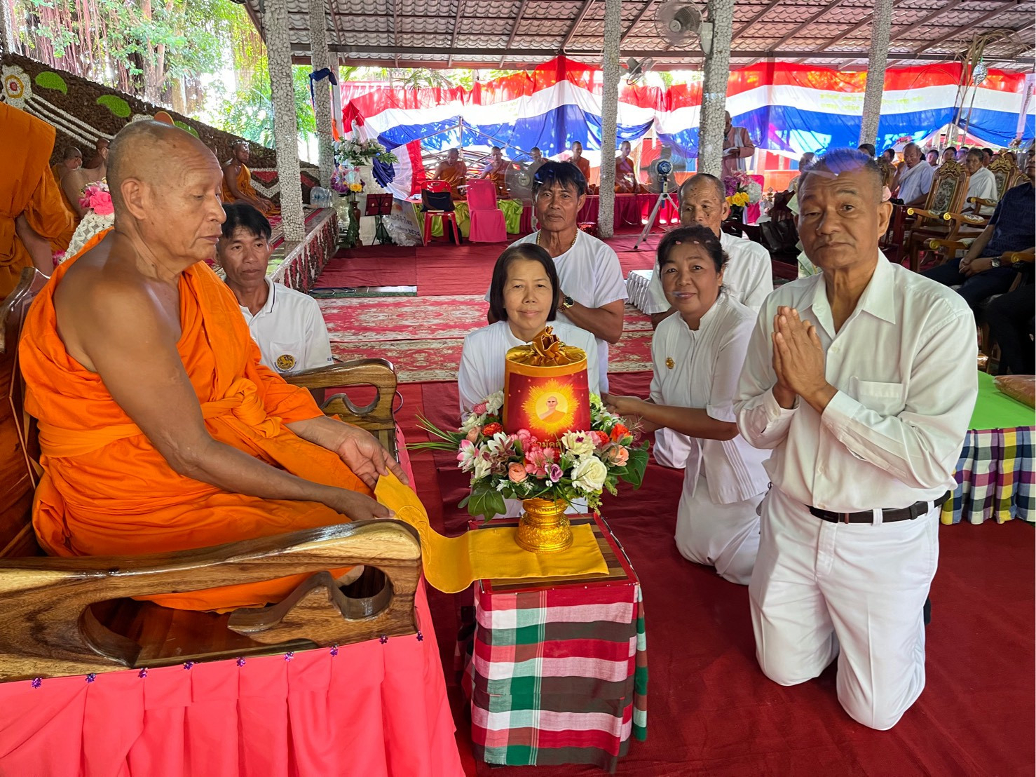 ภาพการถวายปัจจัยวัดโนนงาม