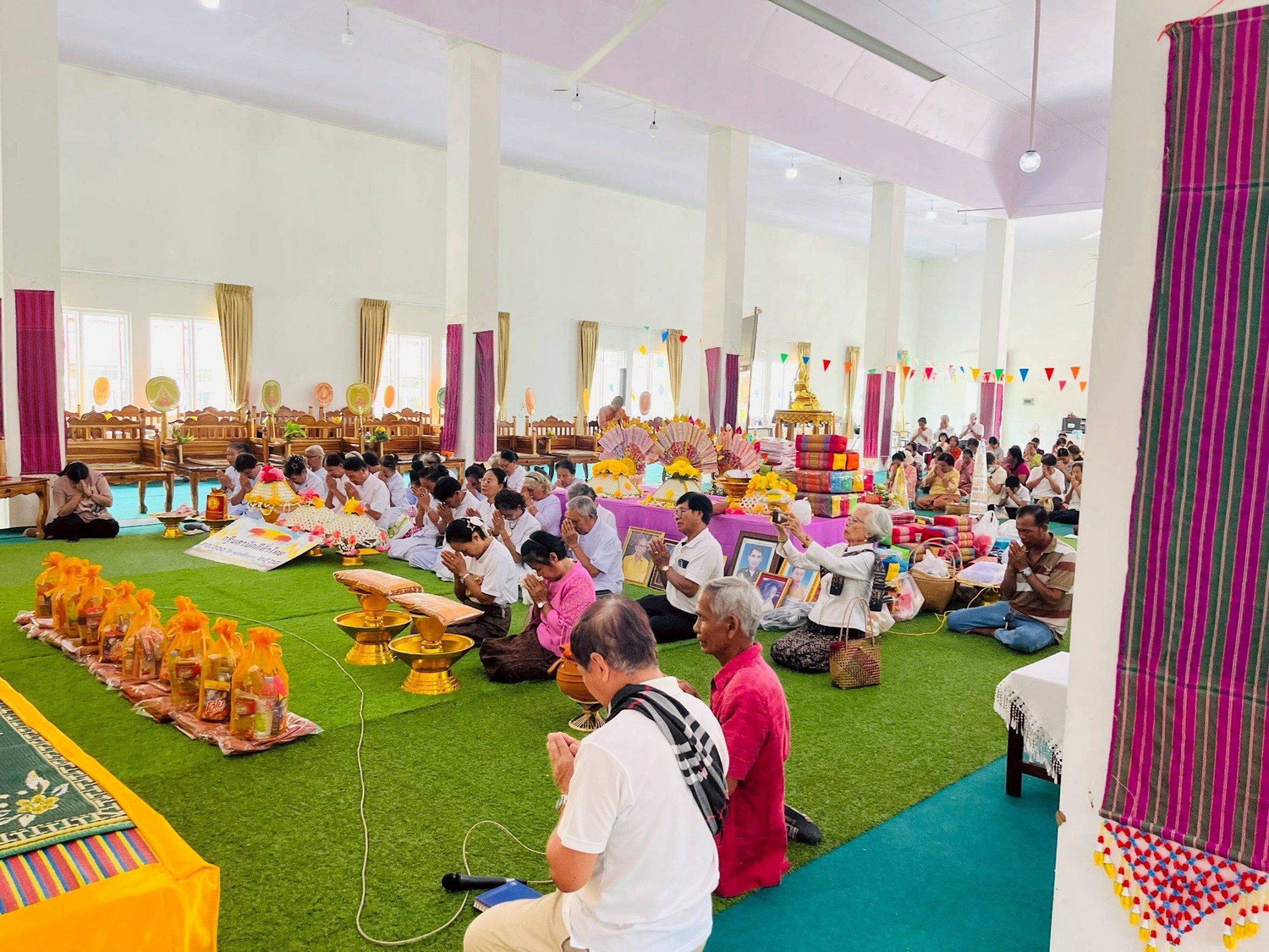 ภาพร่วมพิธีกรรมวัดสีชมพู