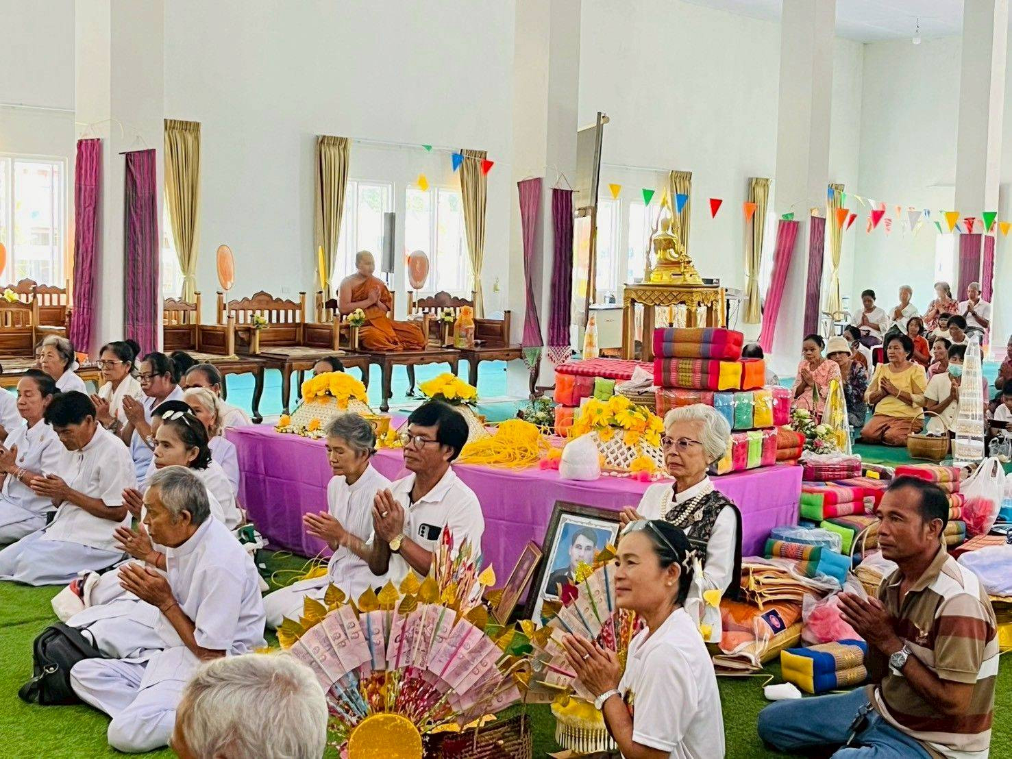 ภาพร่วมพิธีกรรมวัดสีชมพู