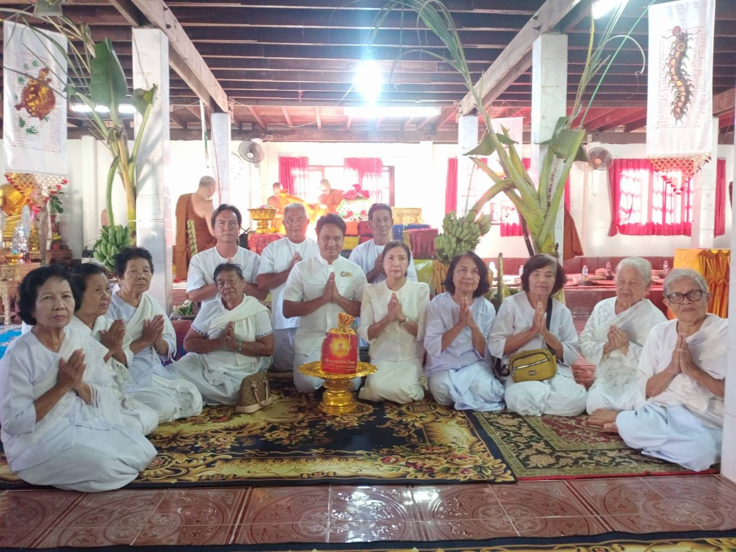 ภาพหมู่ถือพานถวายปัจจัยวัดกุศลนารี